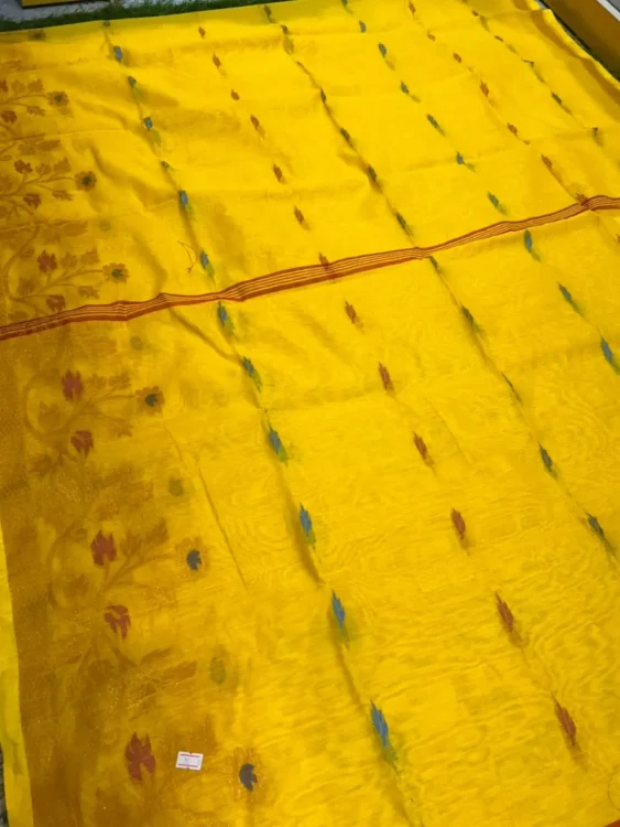 Soft quality Handloom Saree with Blouse Piece.
