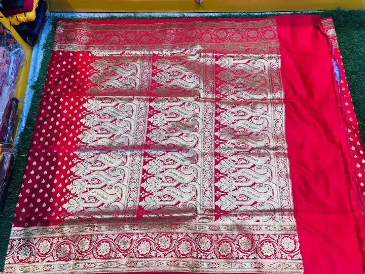 Soft quality Banarasee Silk Saree in red colour (patli) With Blouse Piece. - Image 3