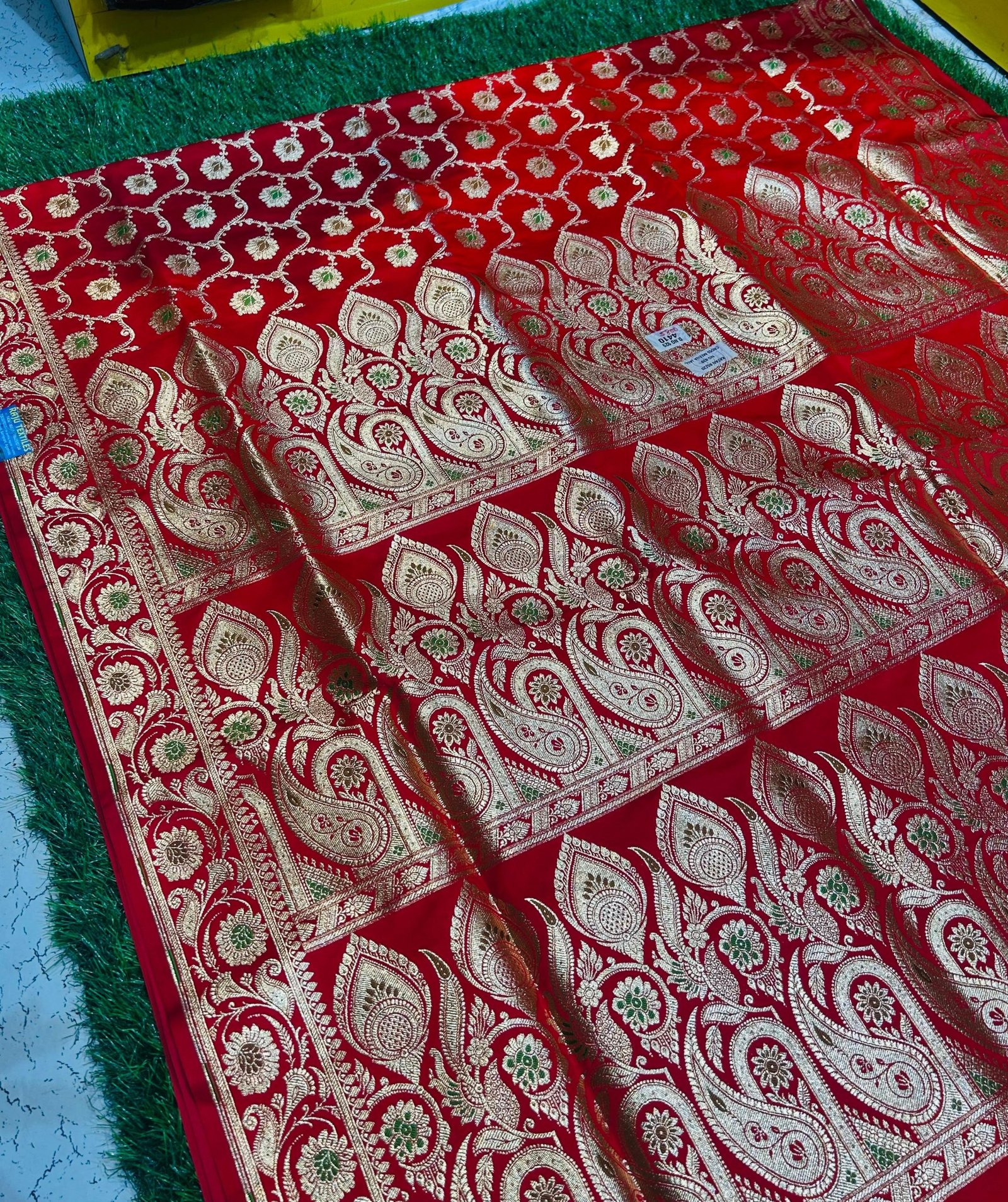 Mashru Banarasee Silk Saree in Red colour With Blouse Piece. - Image 4