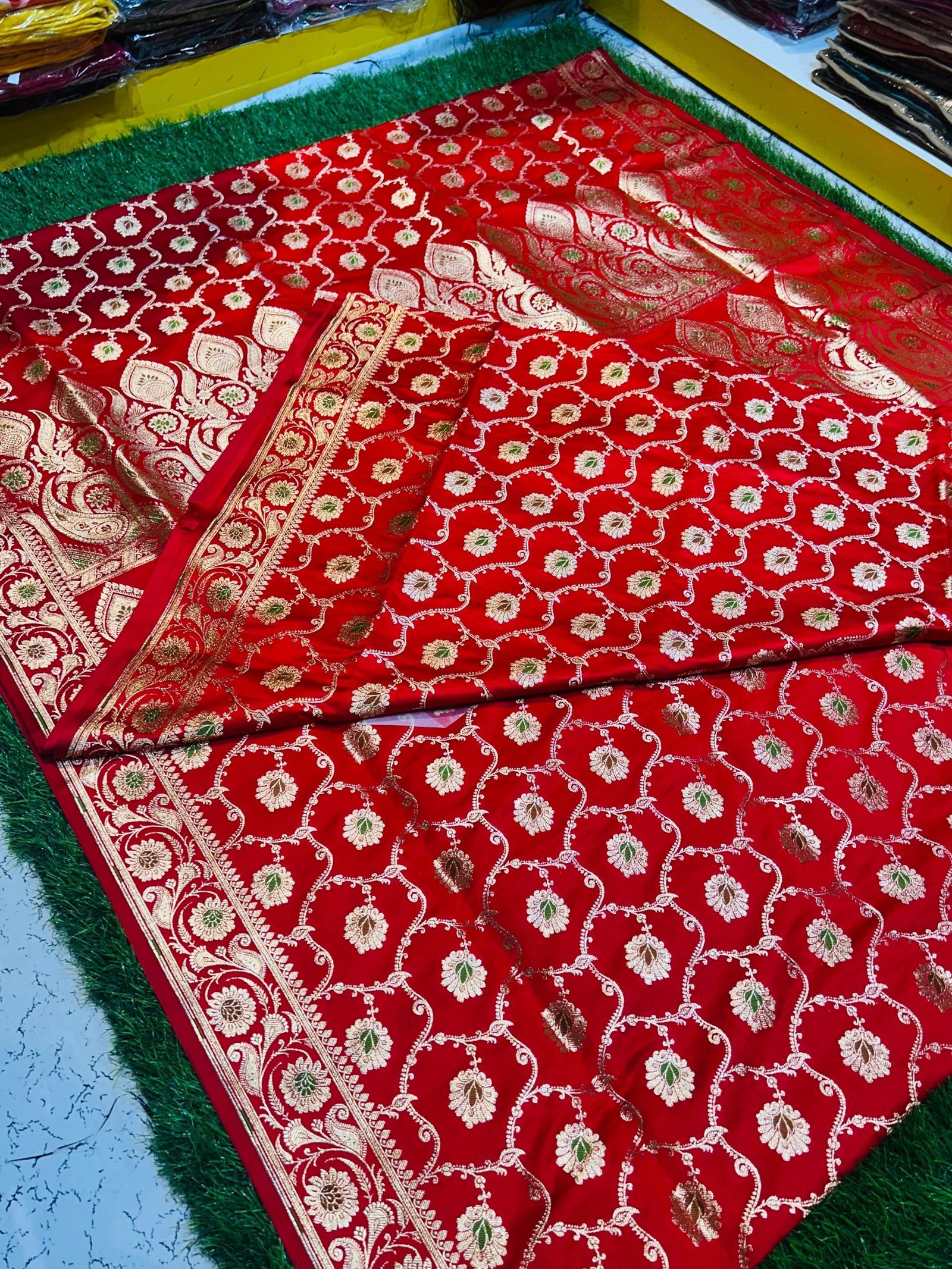 Mashru Banarasee Silk Saree in Red colour With Blouse Piece.