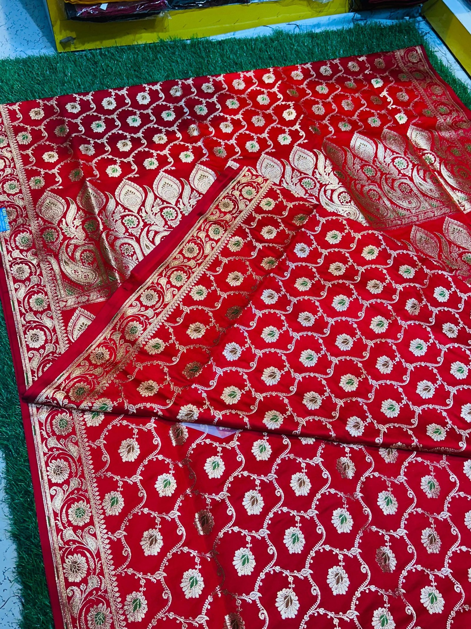 Mashru Banarasee Silk Saree in Red colour With Blouse Piece. - Image 6