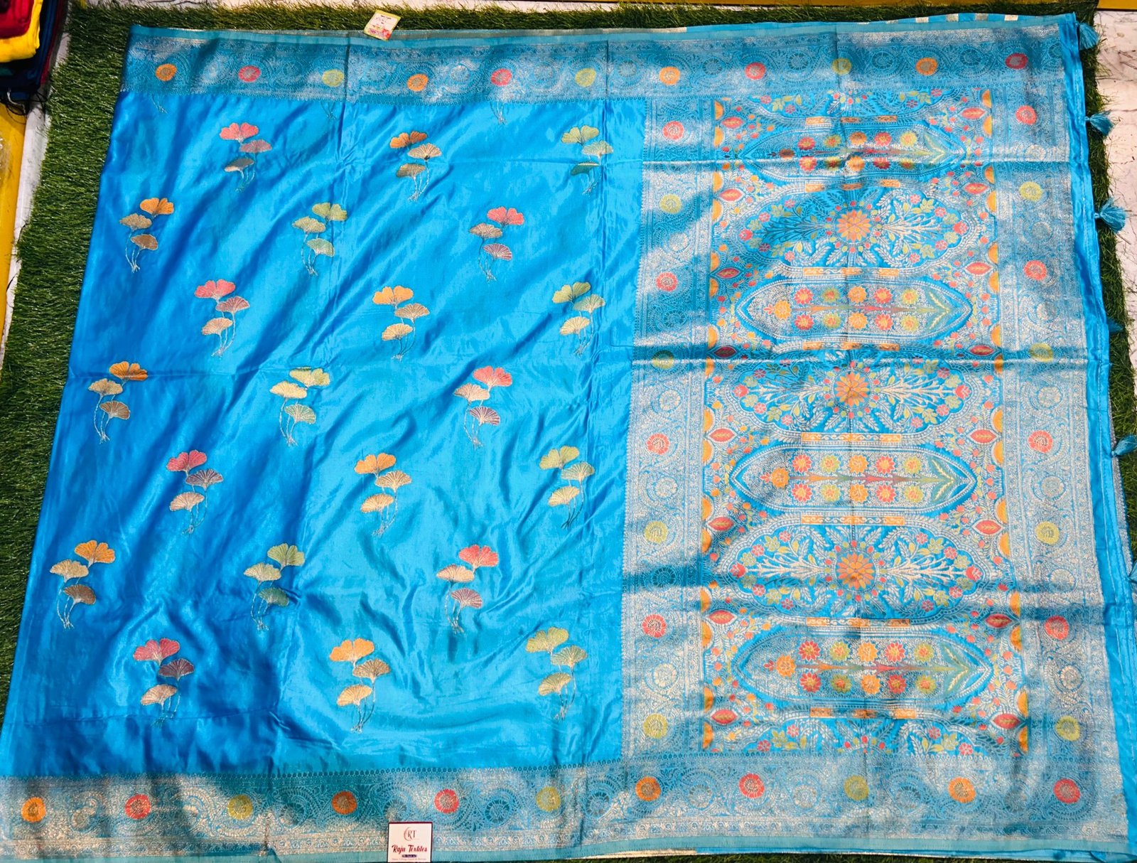 Premium quality Mashru Satin Silk Saree with Blouse Piece. - Image 2