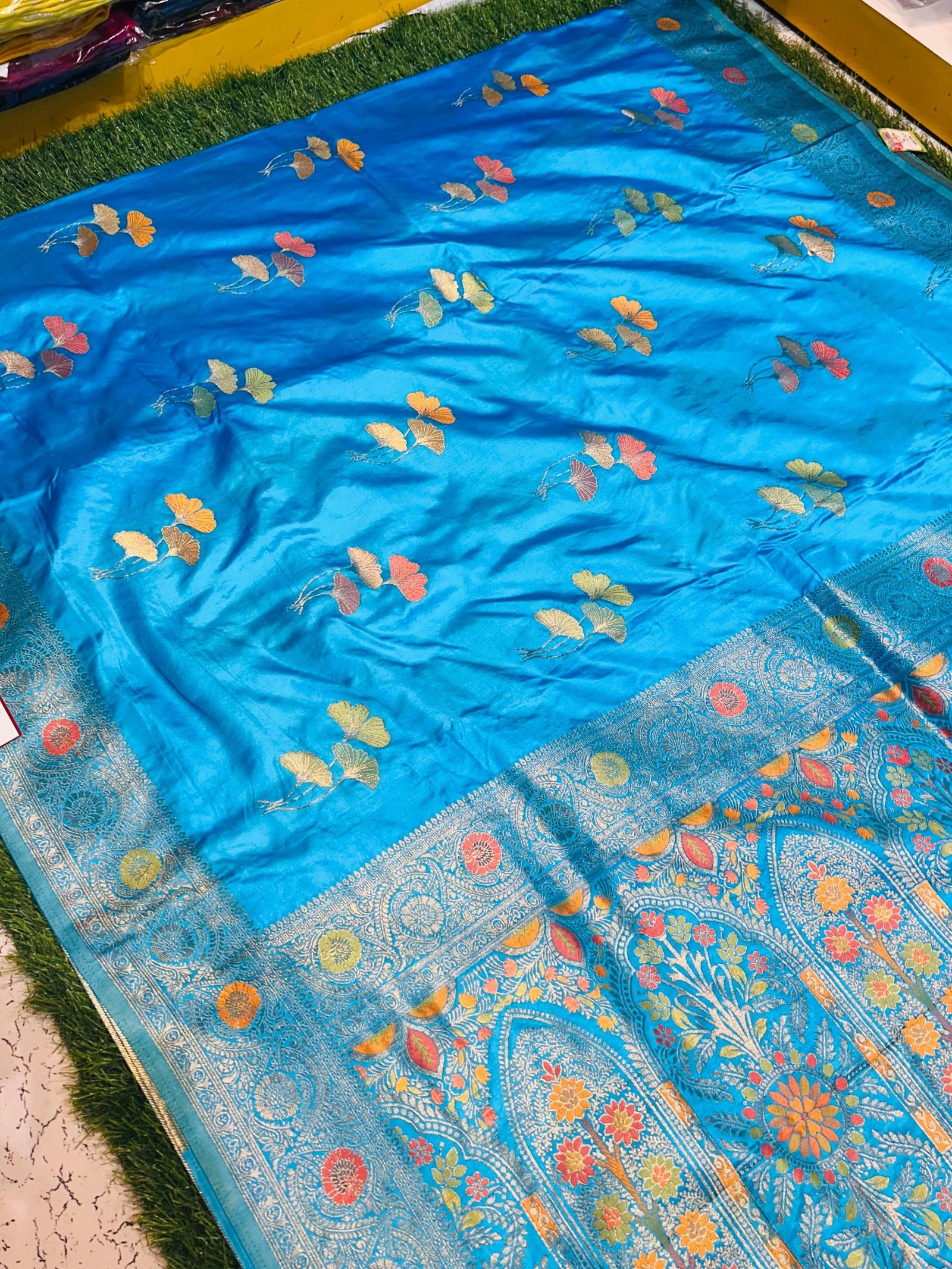 Premium quality Mashru Satin Silk Saree with Blouse Piece. - Image 4