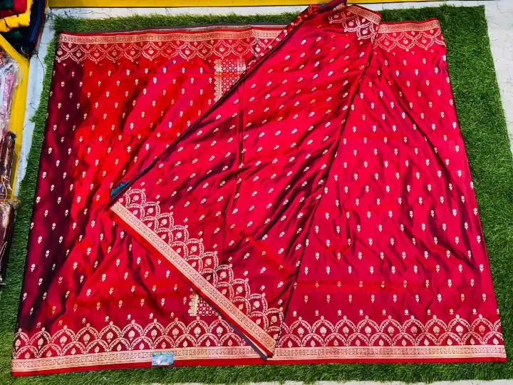 Premium quality Mashru Banarasee Silk Saree in Dual tone Maroon colour With open border & Works Blouse Piece. - Image 3