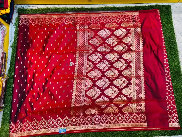 Premium quality Mashru Banarasee Silk Saree in Dual tone Maroon colour With open border & Works Blouse Piece. - Image 2
