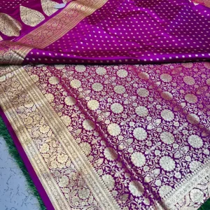 Premium quality Mashru Banarasee Silk Saree in violet colour (patli) With Blouse Piece.