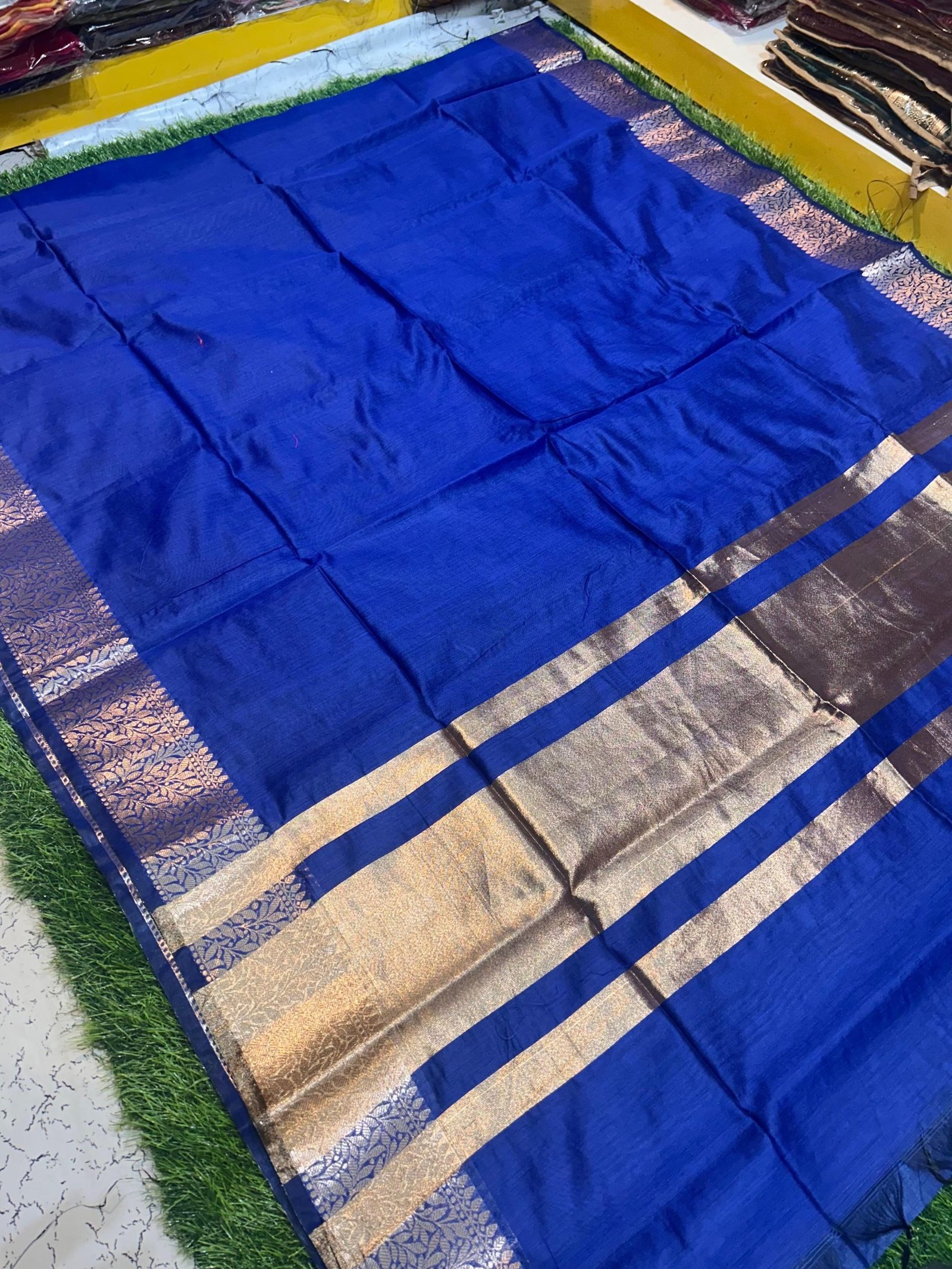 Soft quality Plain body Maheshwari Silk Saree With Blouse Piece.