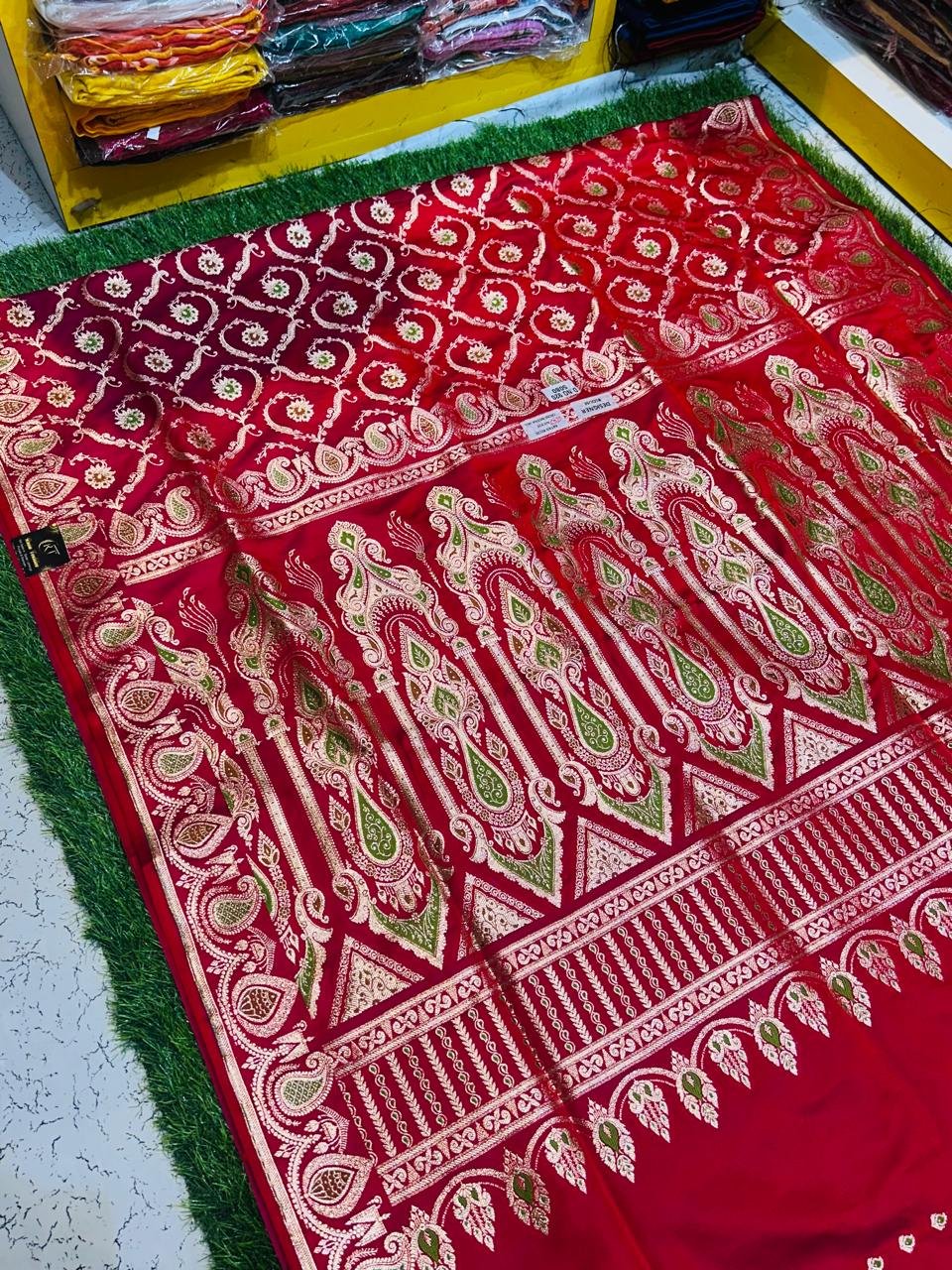Mashru Banarasee Silk Saree in dual-tone Marron colour With Minakari works & Blouse Piece. - Image 4