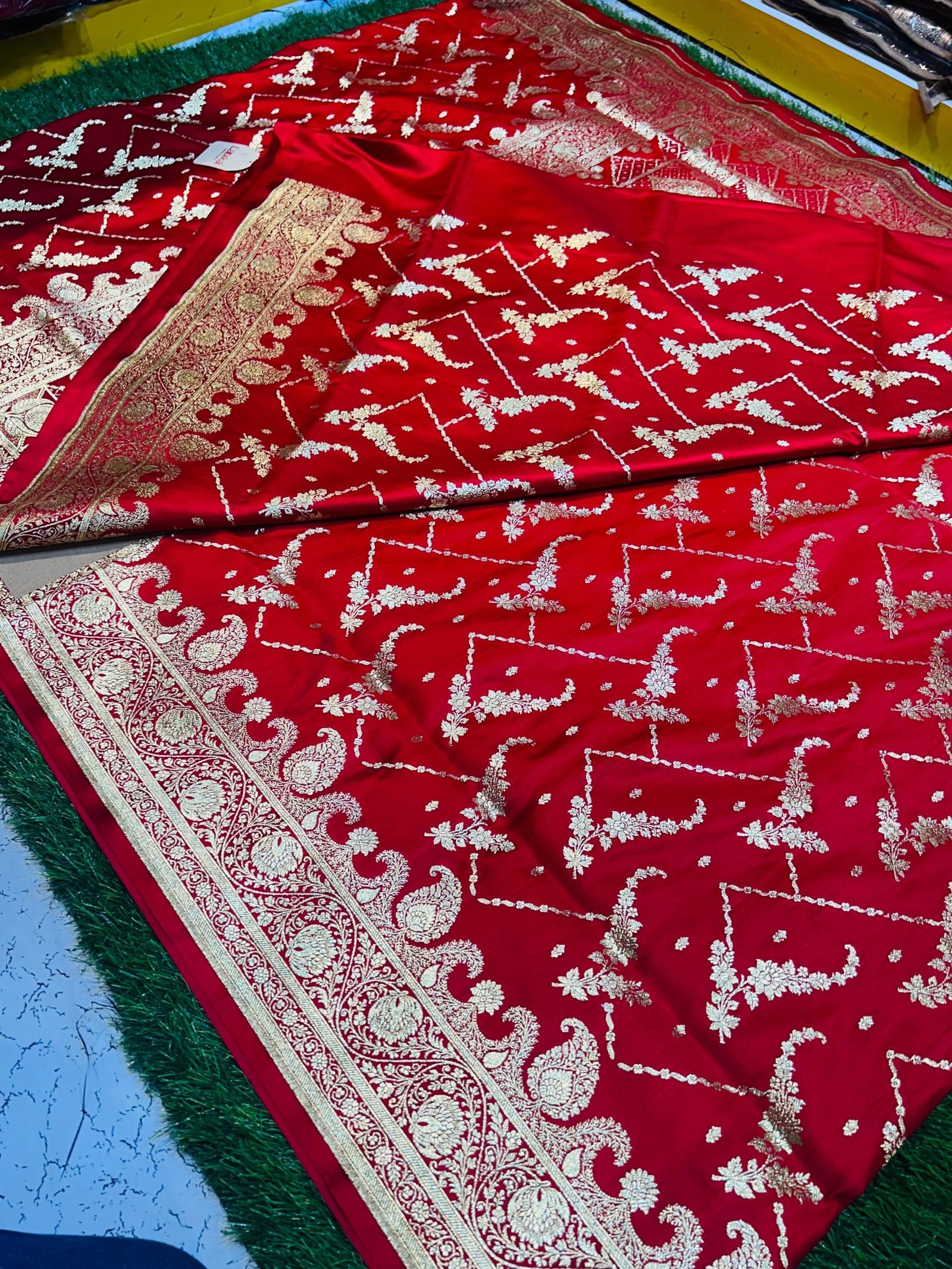 Mashru Banarasee Silk Saree in Red colour With Blouse Piece. - Image 4