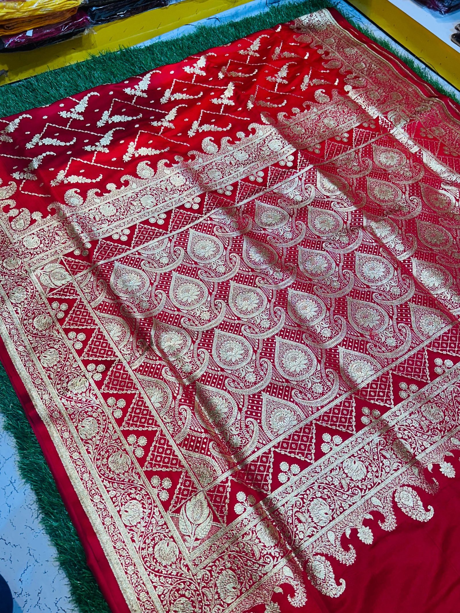 Mashru Banarasee Silk Saree in Red colour With Blouse Piece.