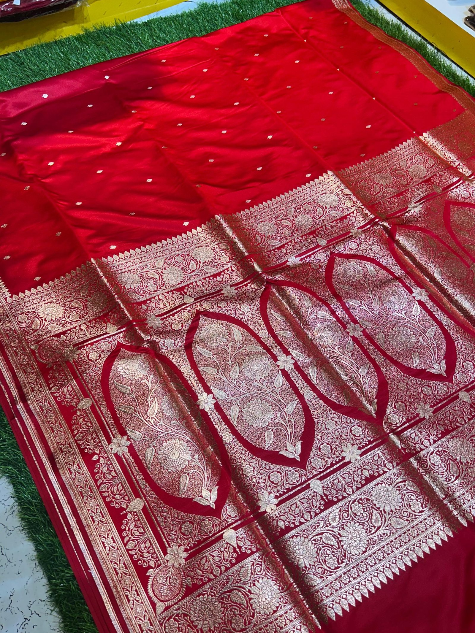 Mashru Banarasee Silk Saree in Red colour With Blouse Piece.