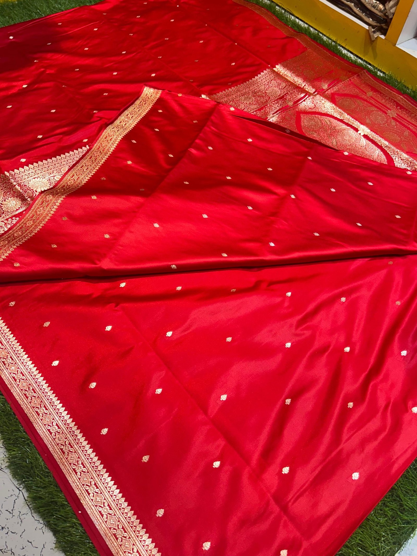 Mashru Banarasee Silk Saree in Red colour With Blouse Piece. - Image 4