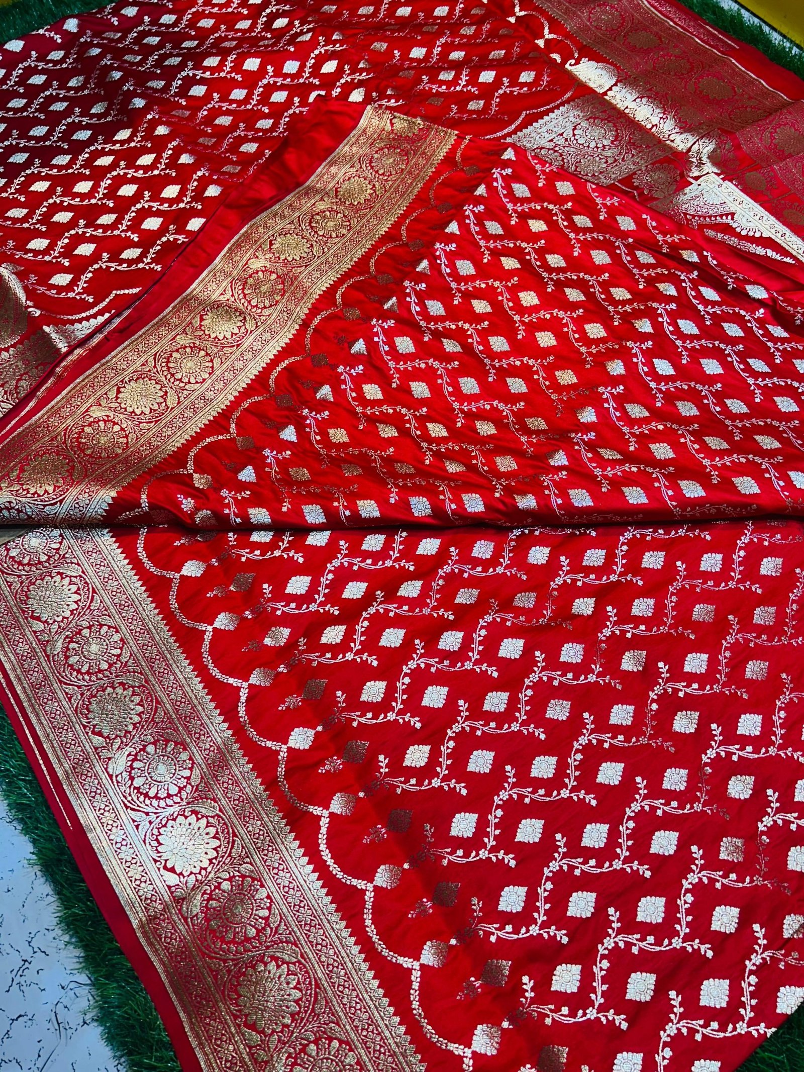Mashru Banarasee Silk Saree in Red colour With Blouse Piece. - Image 5