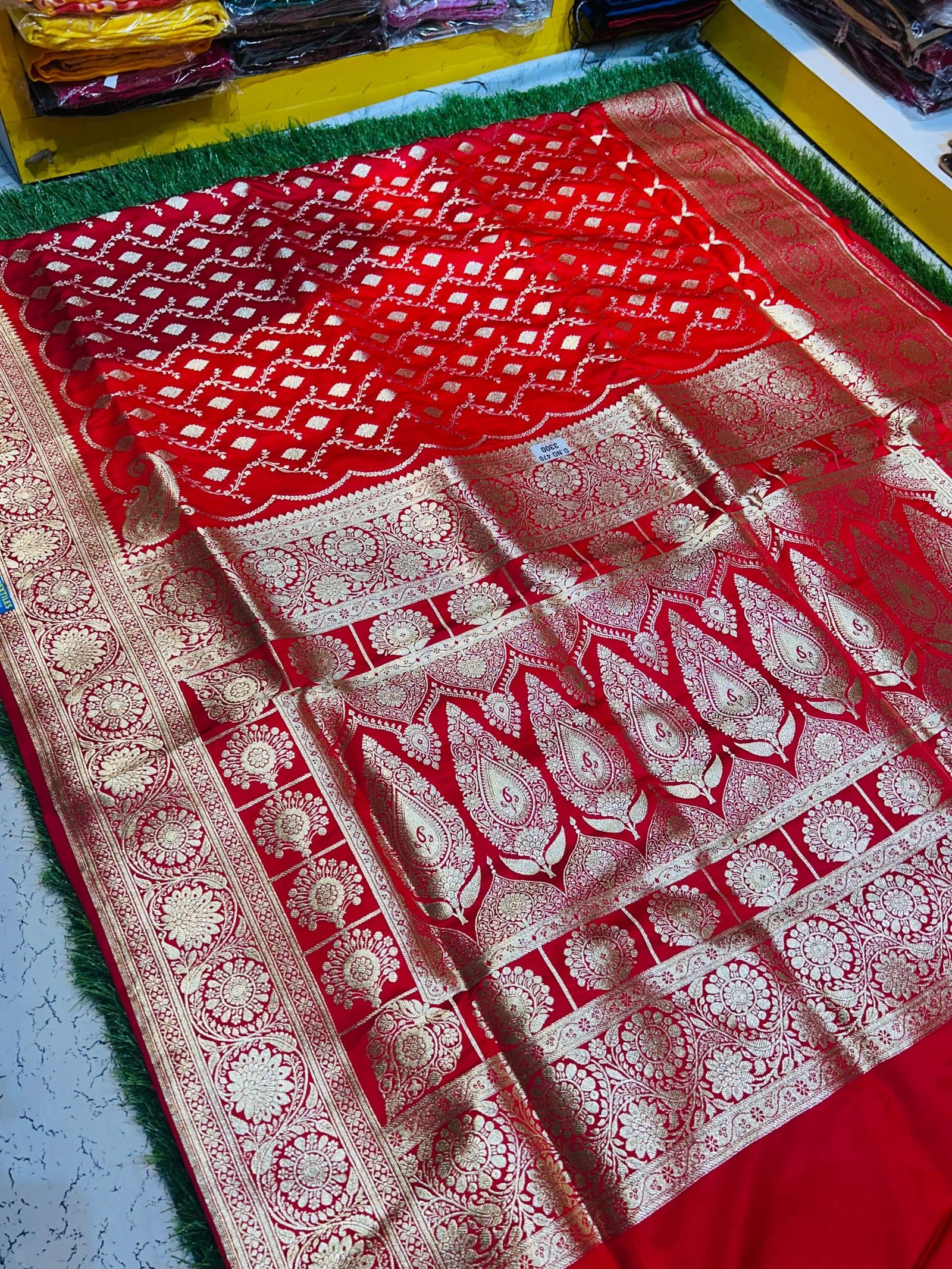 Mashru Banarasee Silk Saree in Red colour With Blouse Piece.