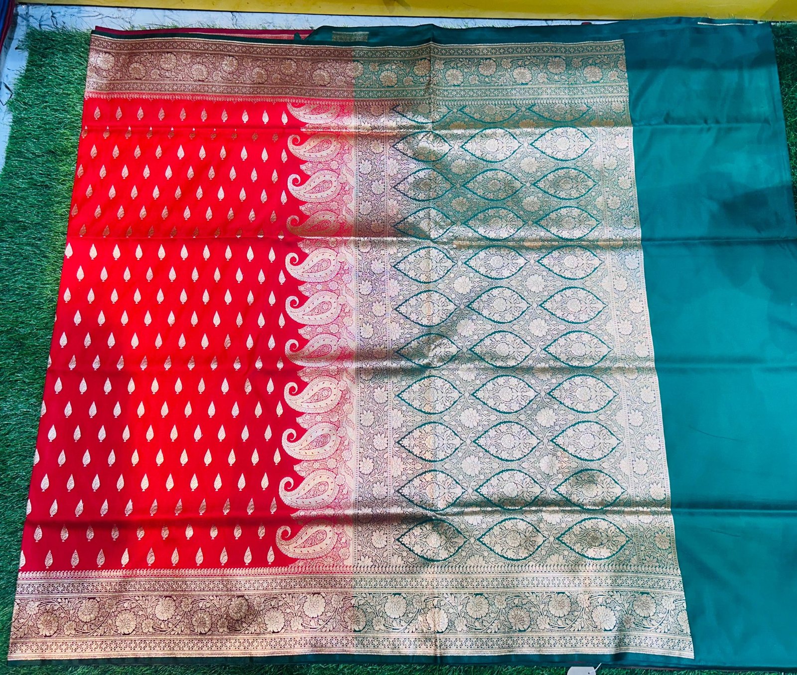 Mashru Banarasee Silk Saree in Red colour With Green contrast border & Blouse Piece contrast. - Image 2