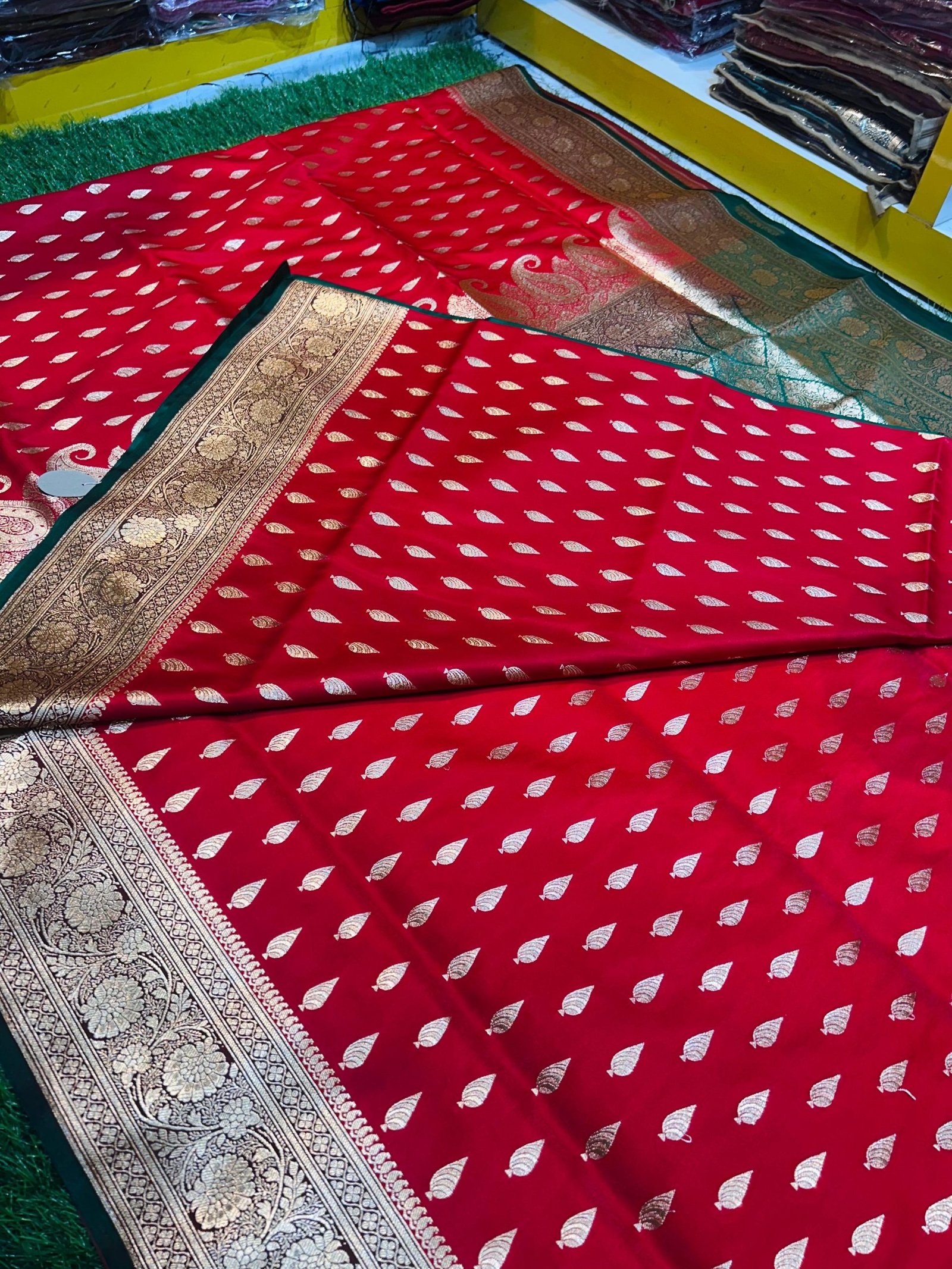 Mashru Banarasee Silk Saree in Red colour With Green contrast border & Blouse Piece contrast. - Image 5