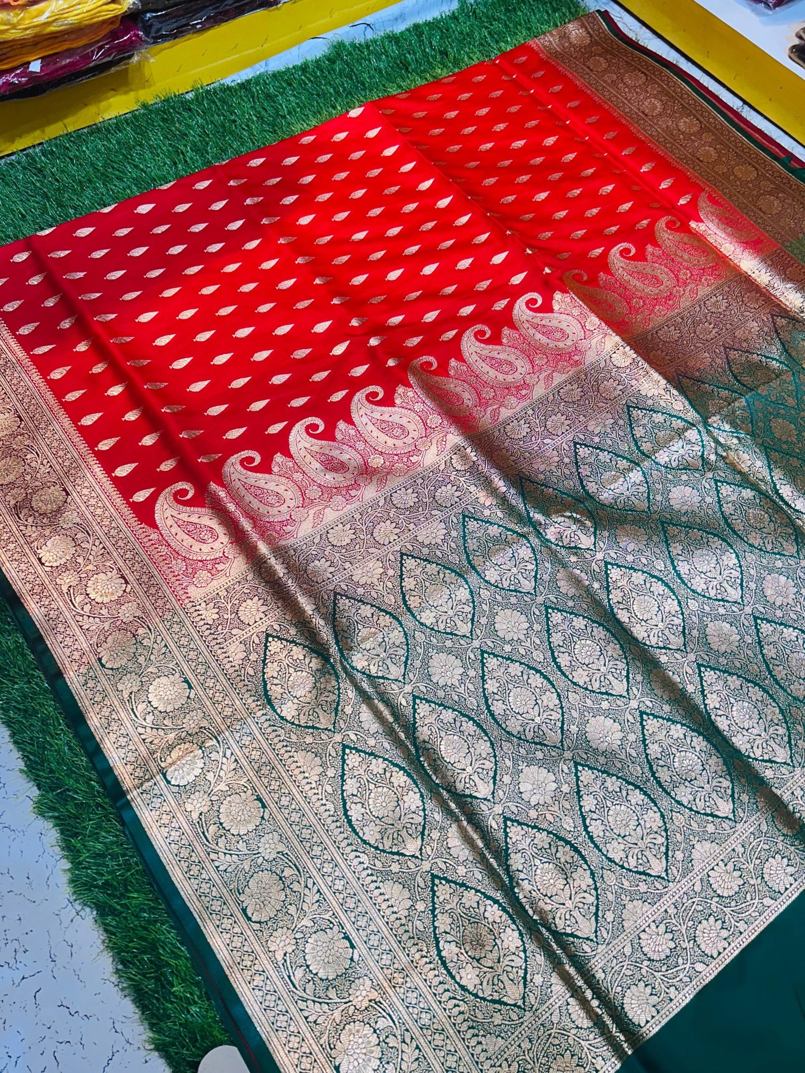 Mashru Banarasee Silk Saree in Red colour With Green contrast border & Blouse Piece contrast. - Image 4