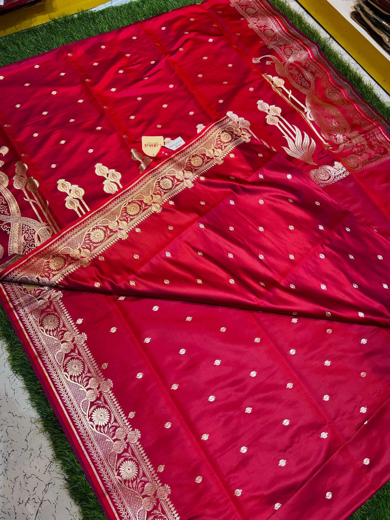 Mashru Banarasee Silk Saree in Crimson Red colour With Blouse Piece. - Image 7