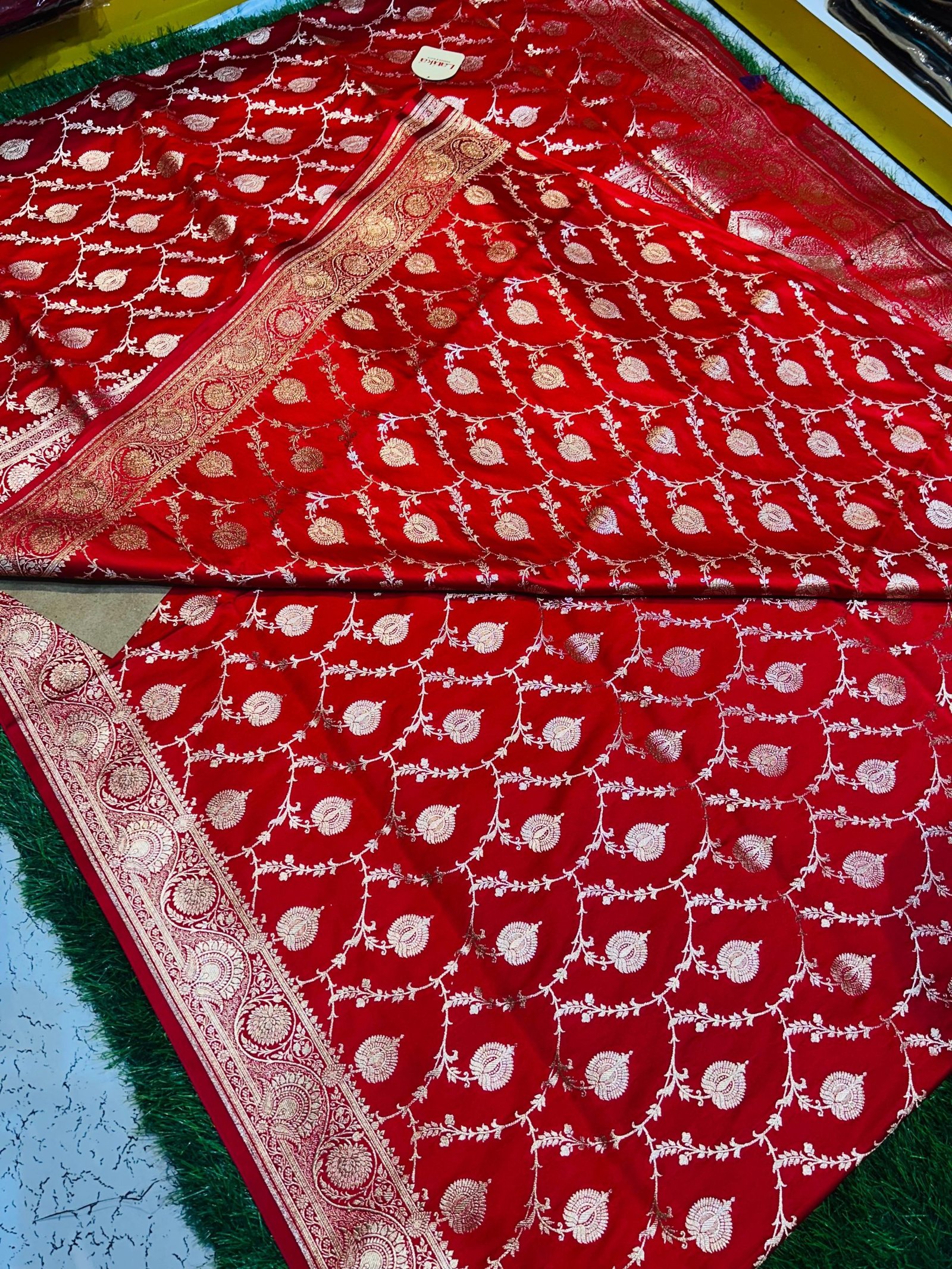Mashru Banarasee Silk Saree in Red colour With Blouse Piece. - Image 4