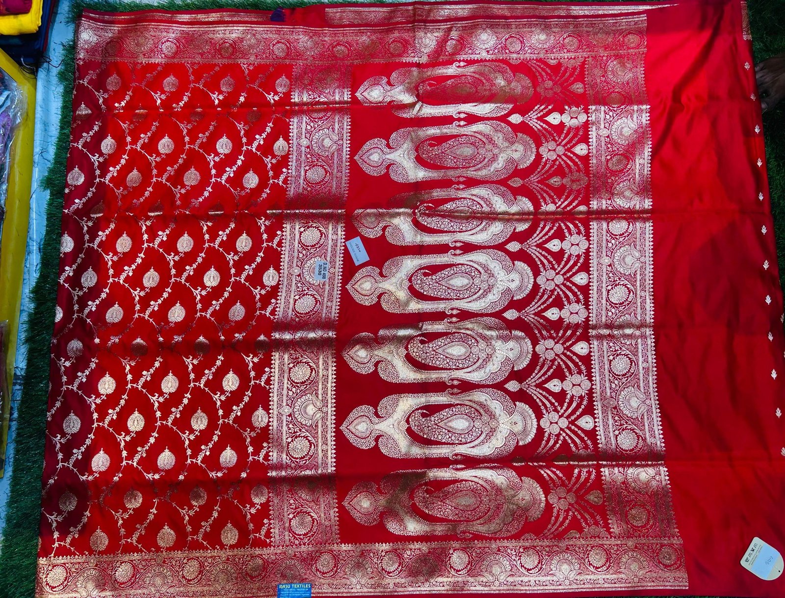 Mashru Banarasee Silk Saree in Red colour With Blouse Piece. - Image 2