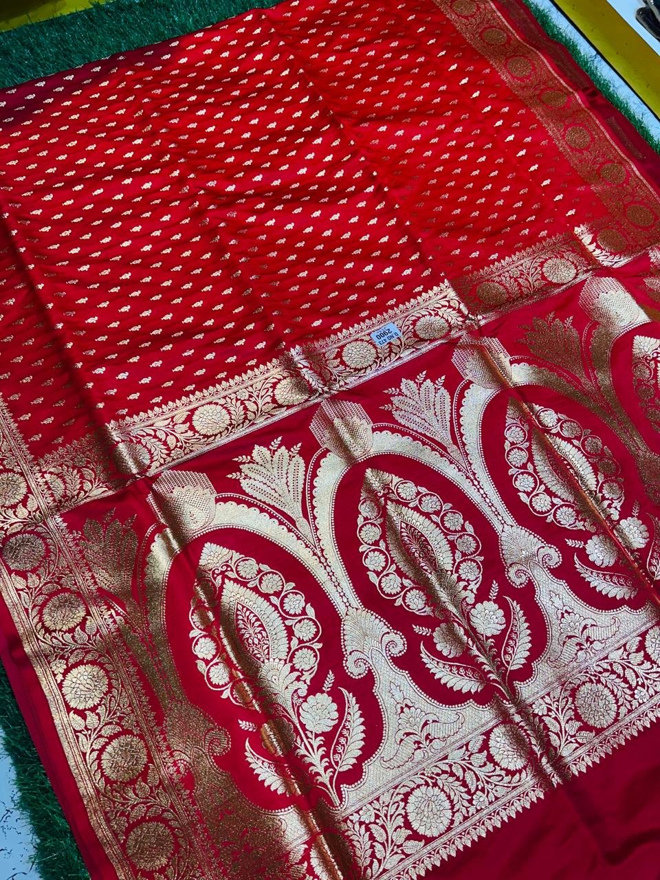 Mashru Banarasee Silk Saree in Red colour With Blouse Piece. - Image 4