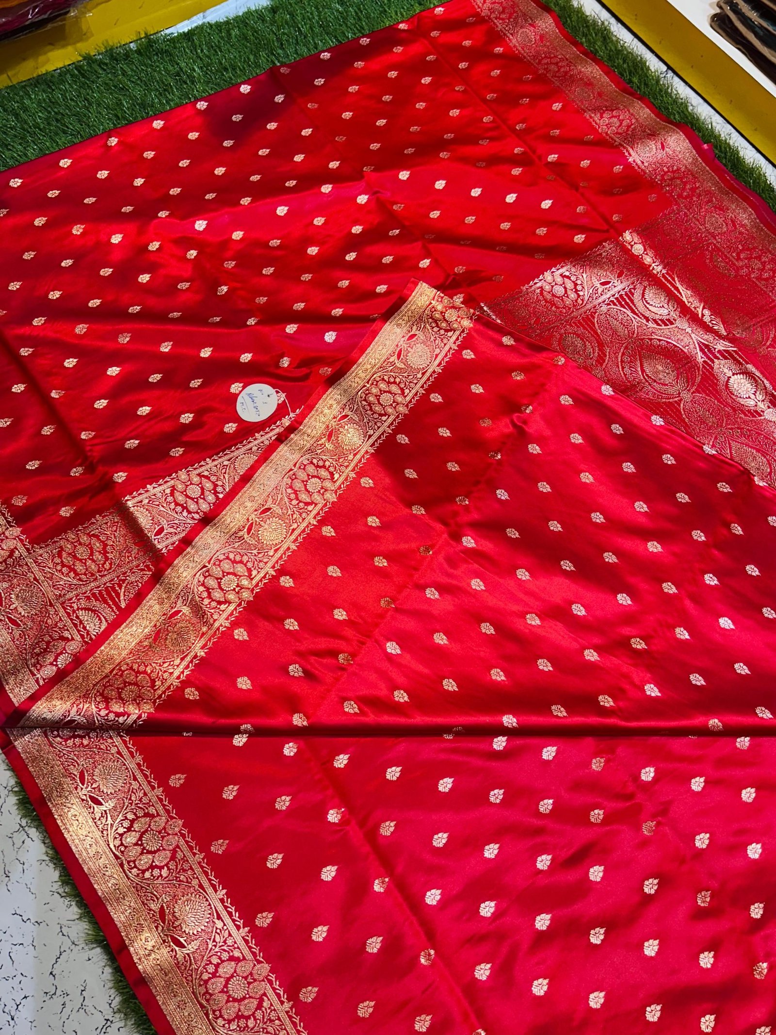 Mashru Banarasee Silk Saree in Red colour With Blouse Piece. - Image 2