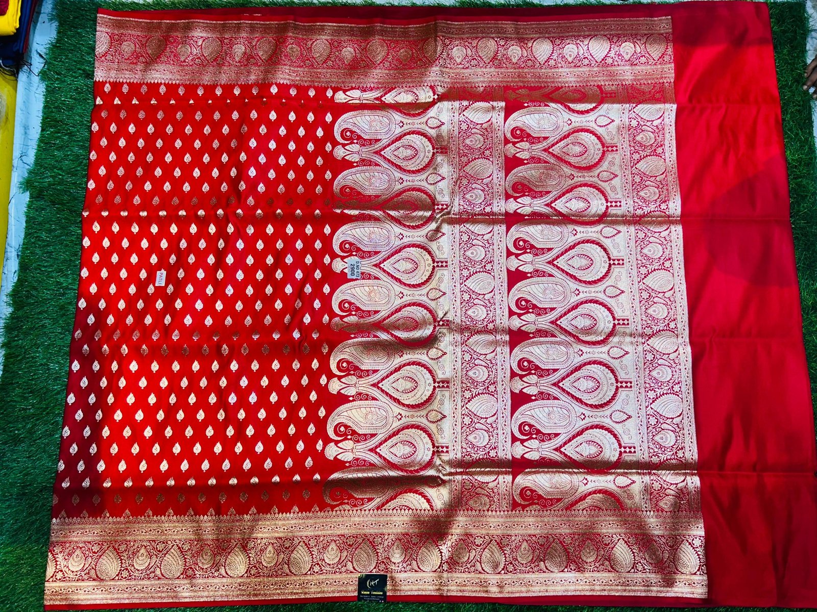 Mashru Banarasee Silk Saree in Red colour (patli) With Blouse Piece. - Image 2