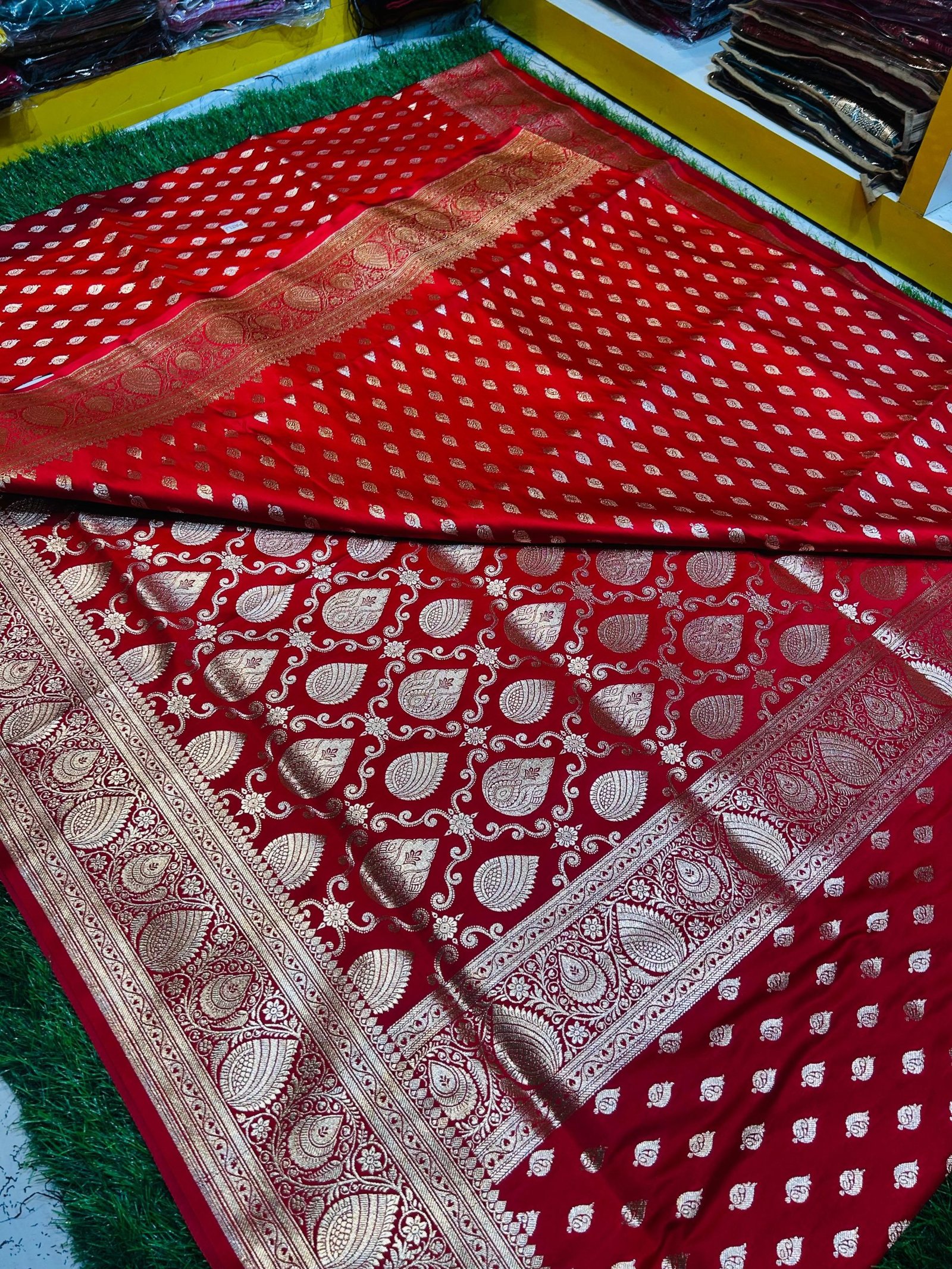 Mashru Banarasee Silk Saree in Red colour (patli) With Blouse Piece. - Image 4