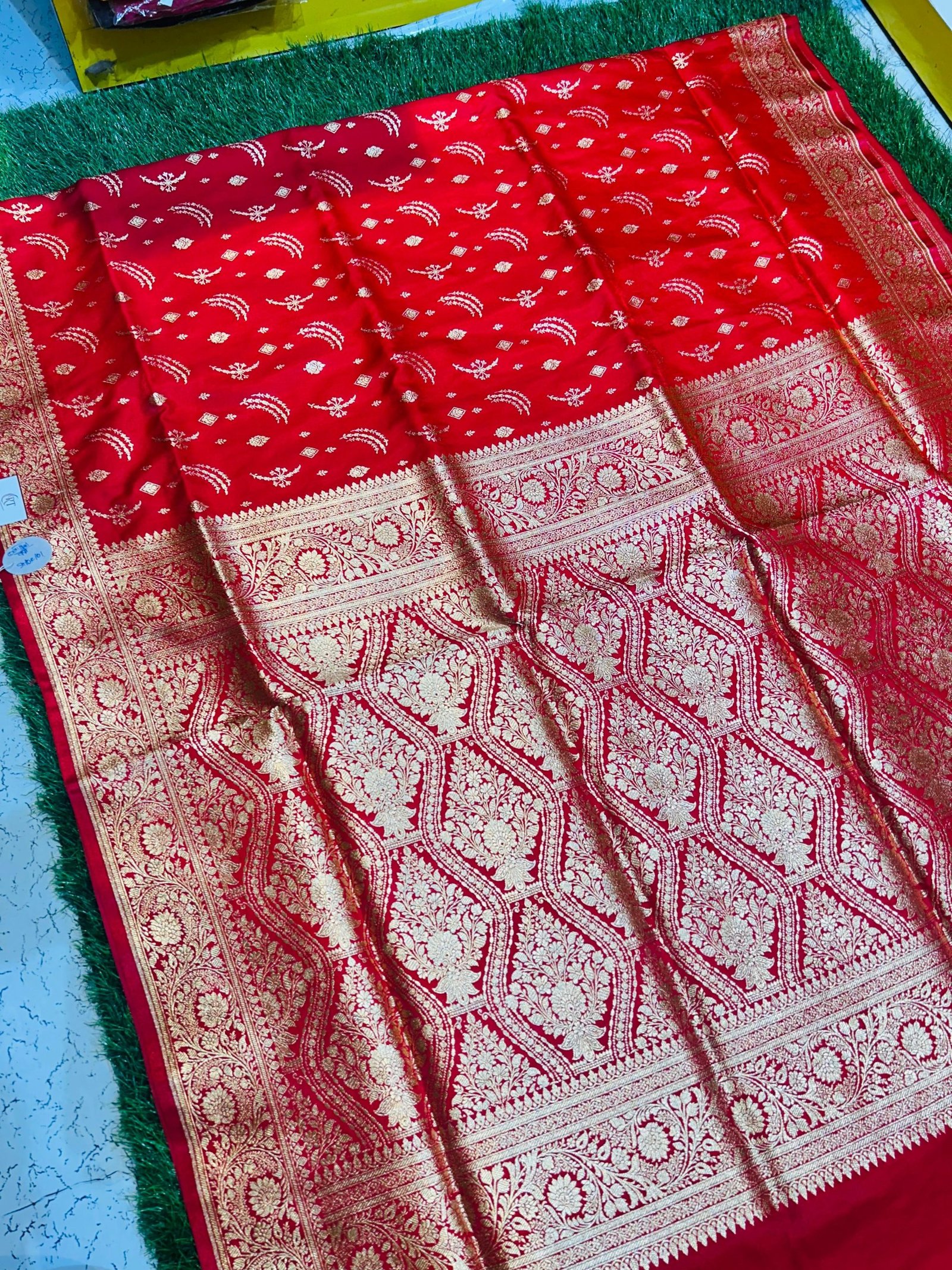 Mashru Banarasee Silk Saree in Red colour With Blouse Piece. - Image 3