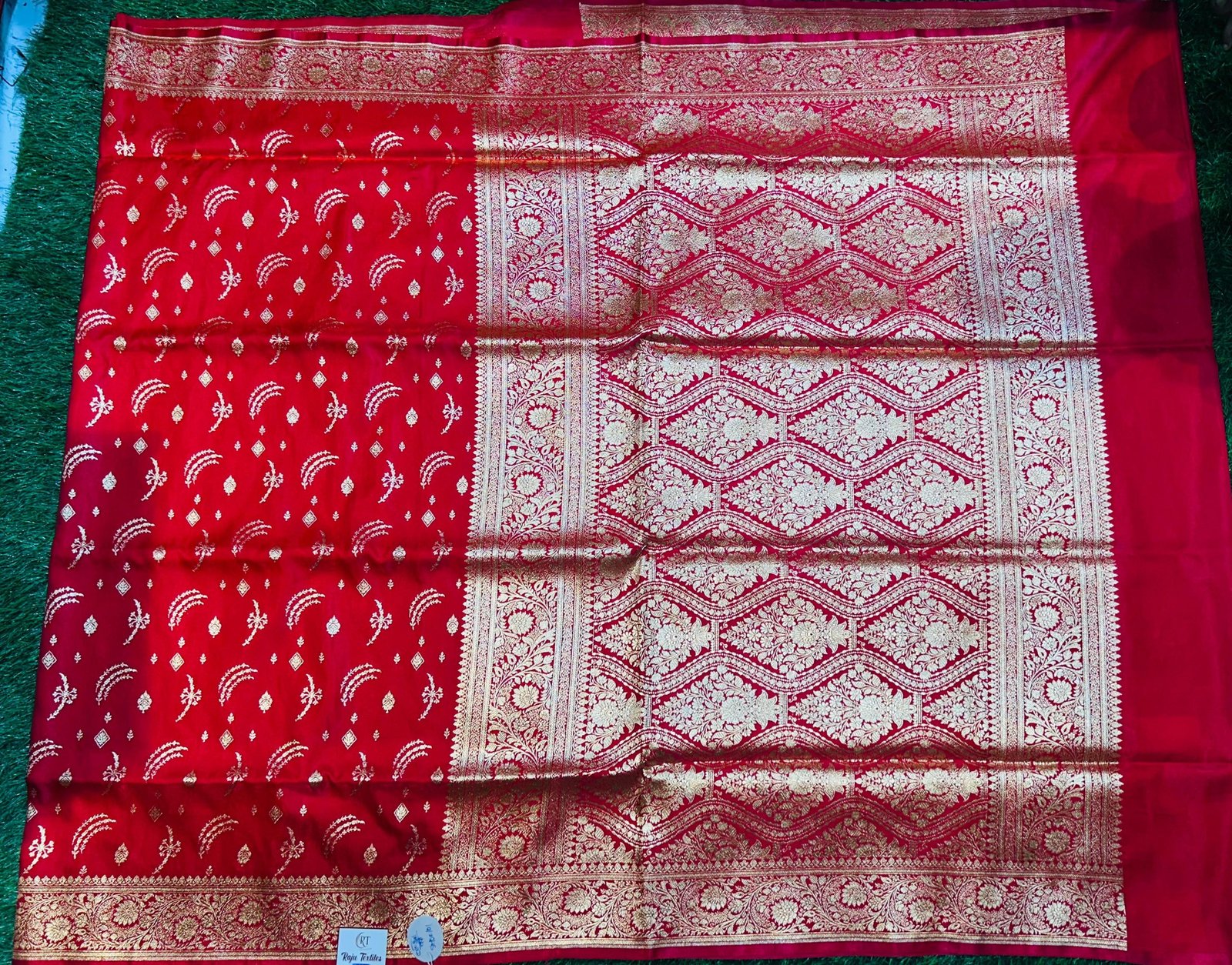 Mashru Banarasee Silk Saree in Red colour With Blouse Piece. - Image 2