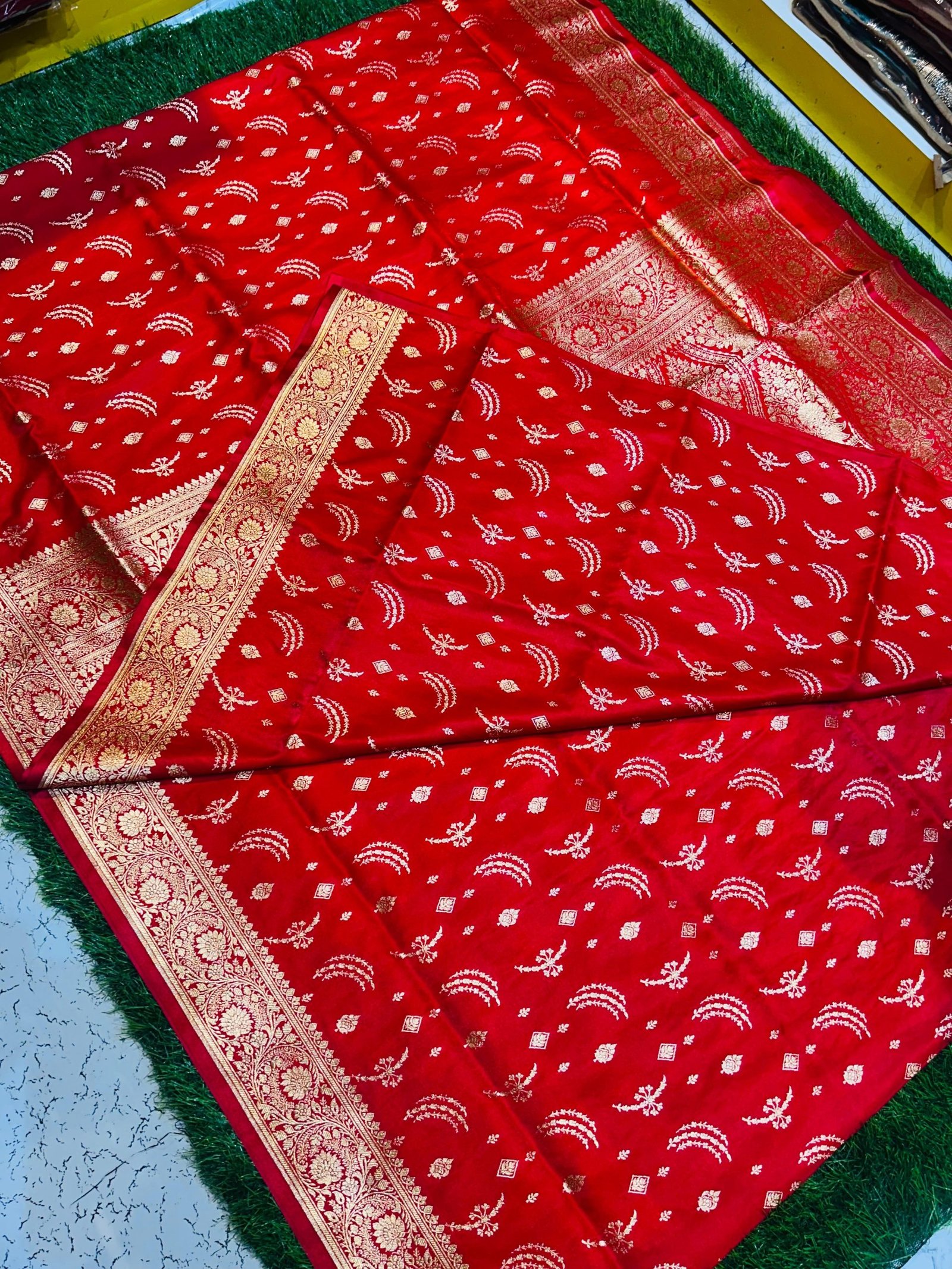 Mashru Banarasee Silk Saree in Red colour With Blouse Piece. - Image 6