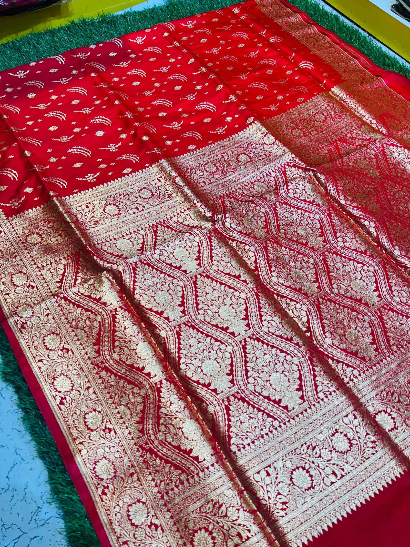 Mashru Banarasee Silk Saree in Red colour With Blouse Piece.