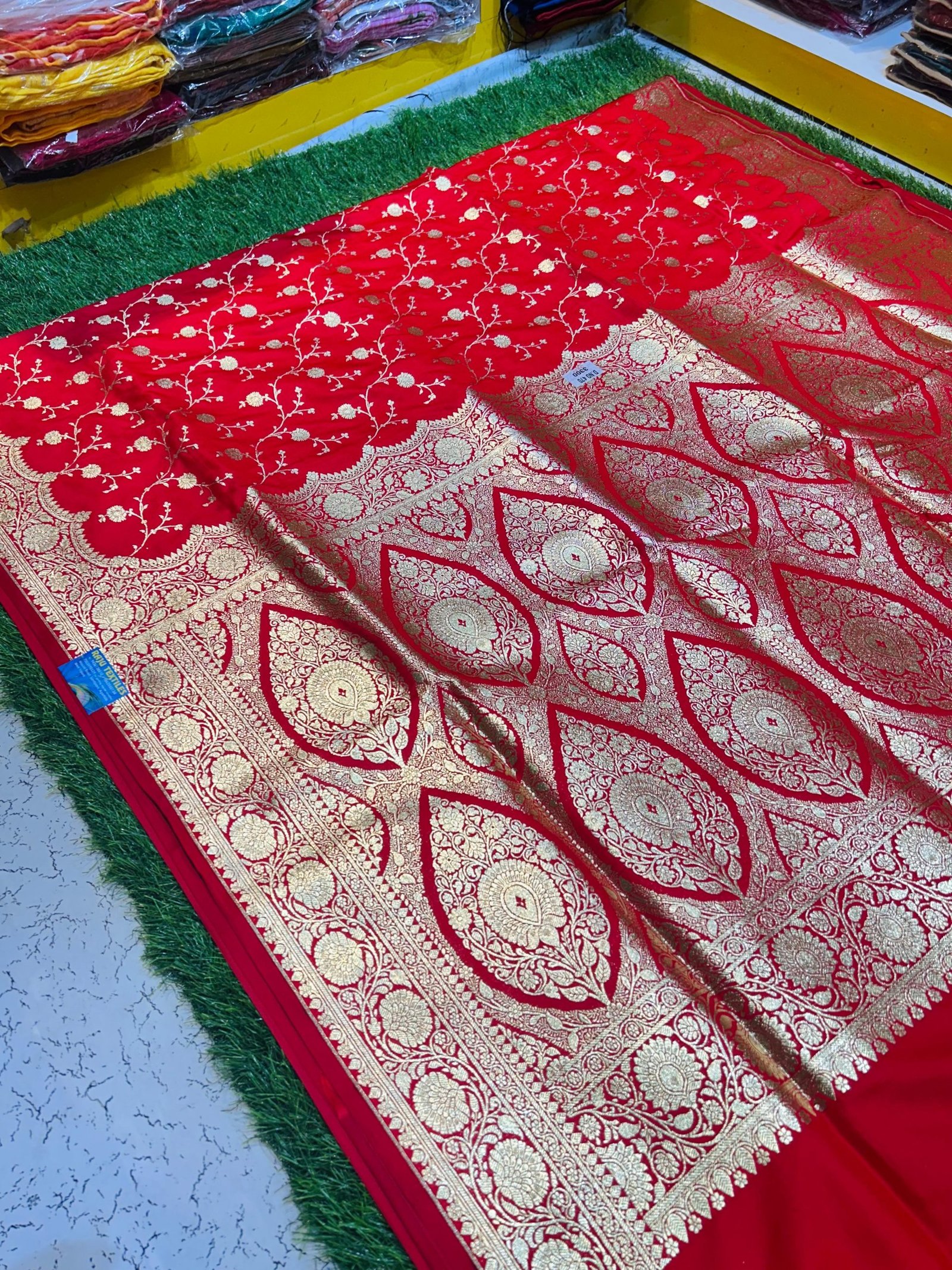 Mashru Banarasee Silk Saree in Red colour With Blouse Piece.
