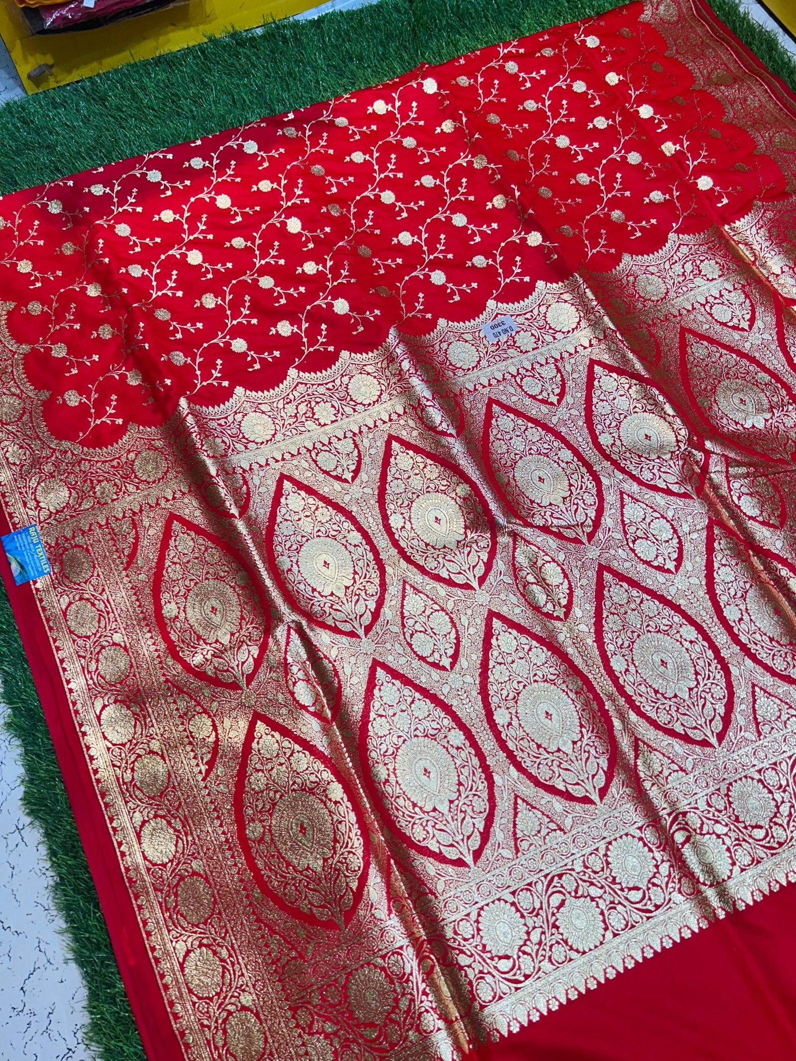 Mashru Banarasee Silk Saree in Red colour With Blouse Piece. - Image 3