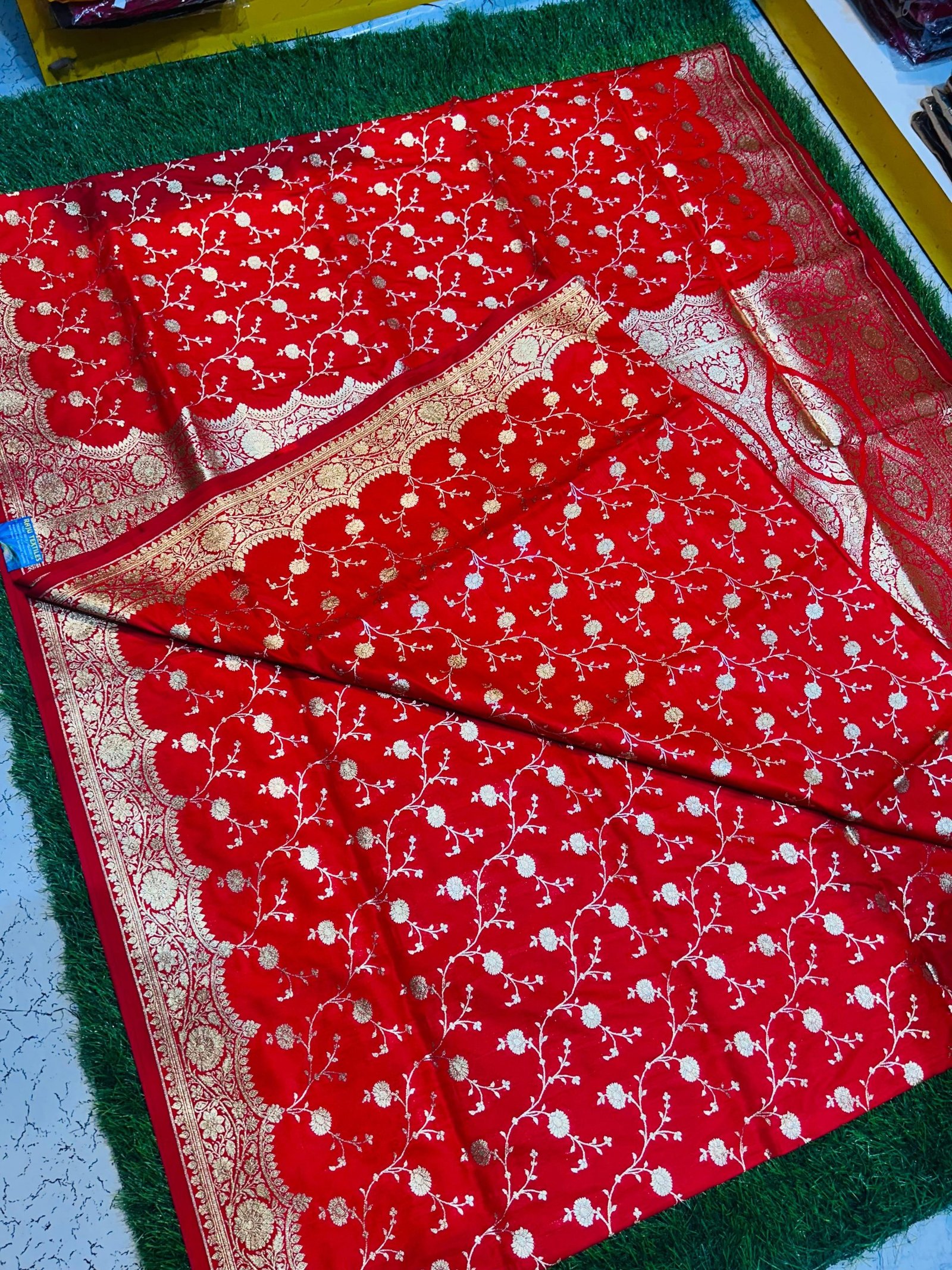 Mashru Banarasee Silk Saree in Red colour With Blouse Piece. - Image 6
