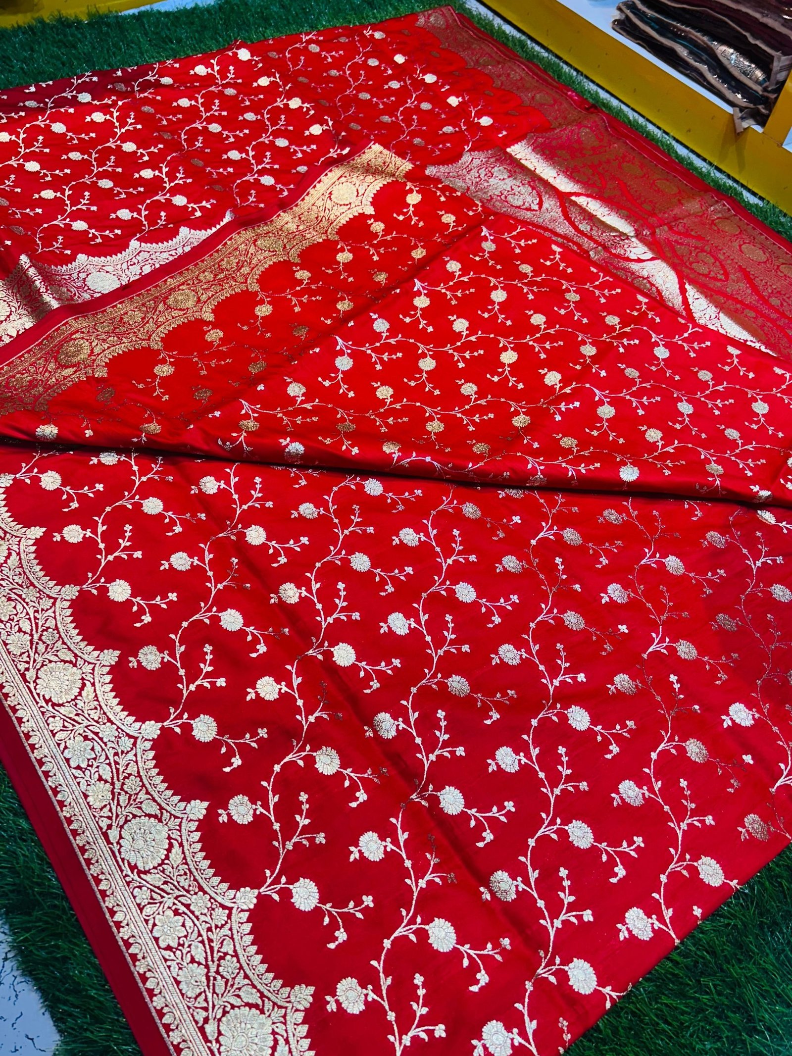 Mashru Banarasee Silk Saree in Red colour With Blouse Piece. - Image 5