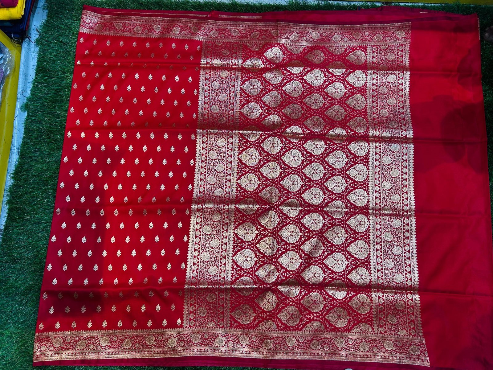 Mashru Banarasee Silk Saree in Red colour With Blouse Piece. - Image 2