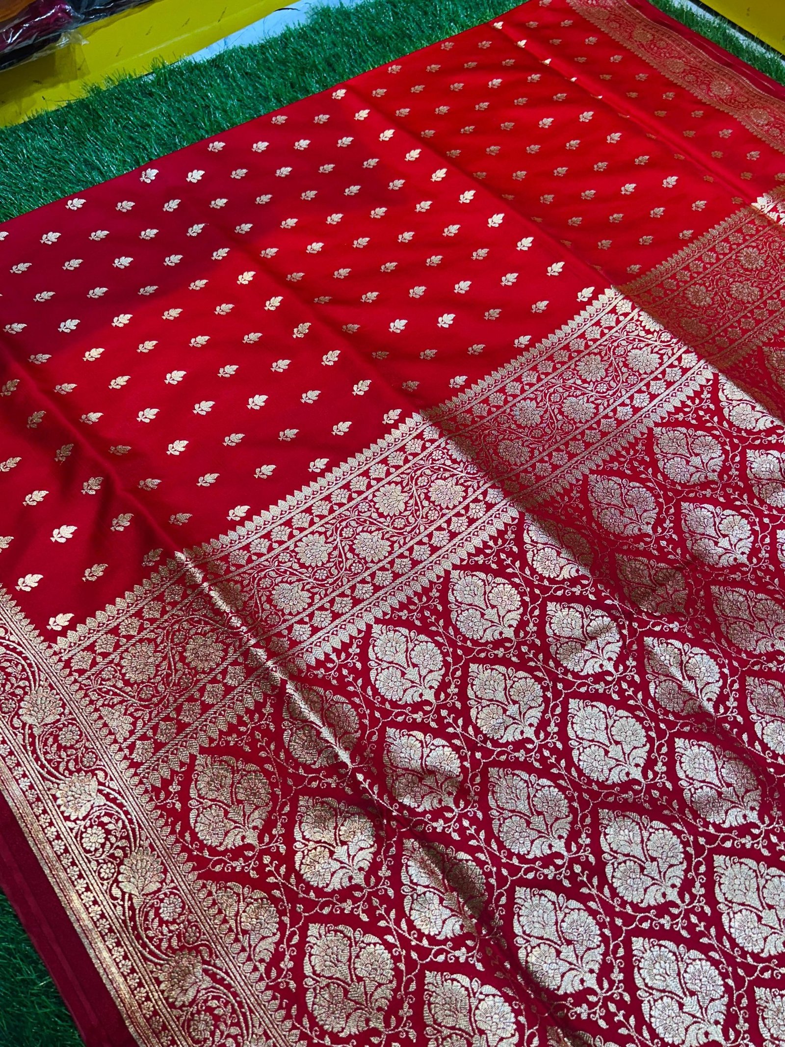 Mashru Banarasee Silk Saree in Red colour With Blouse Piece. - Image 4