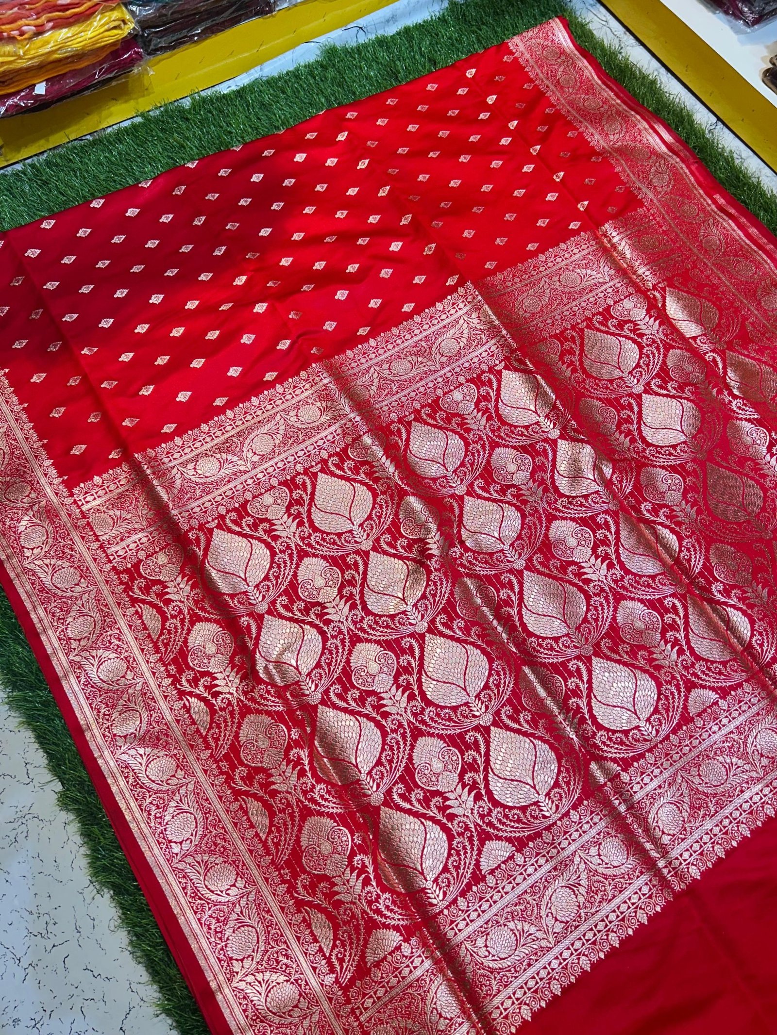 Mashru Banarasee Silk Saree in Red colour With Blouse Piece. - Image 4