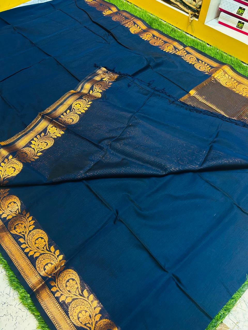 Soft quality Plain body Maheshwari silk Saree in Open Border With Blouse Piece. - Image 4