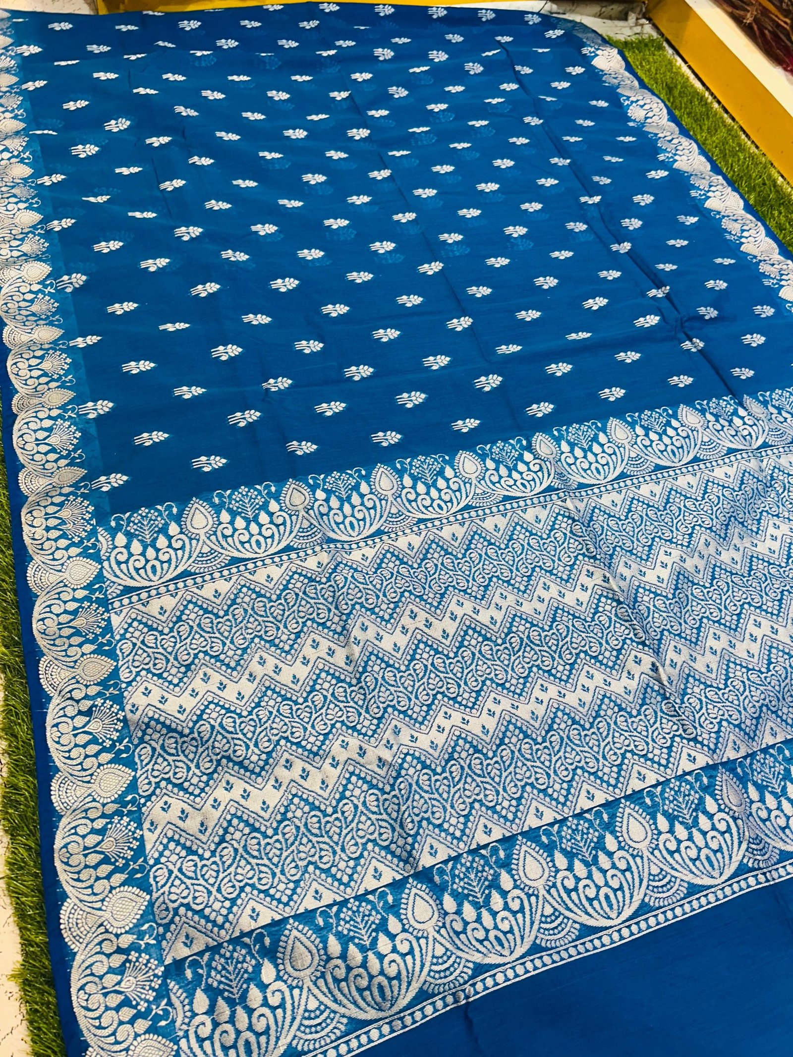 Soft quality Maheshwari Silk Saree in Open Border With White Colour Thread Works & Blouse Piece.