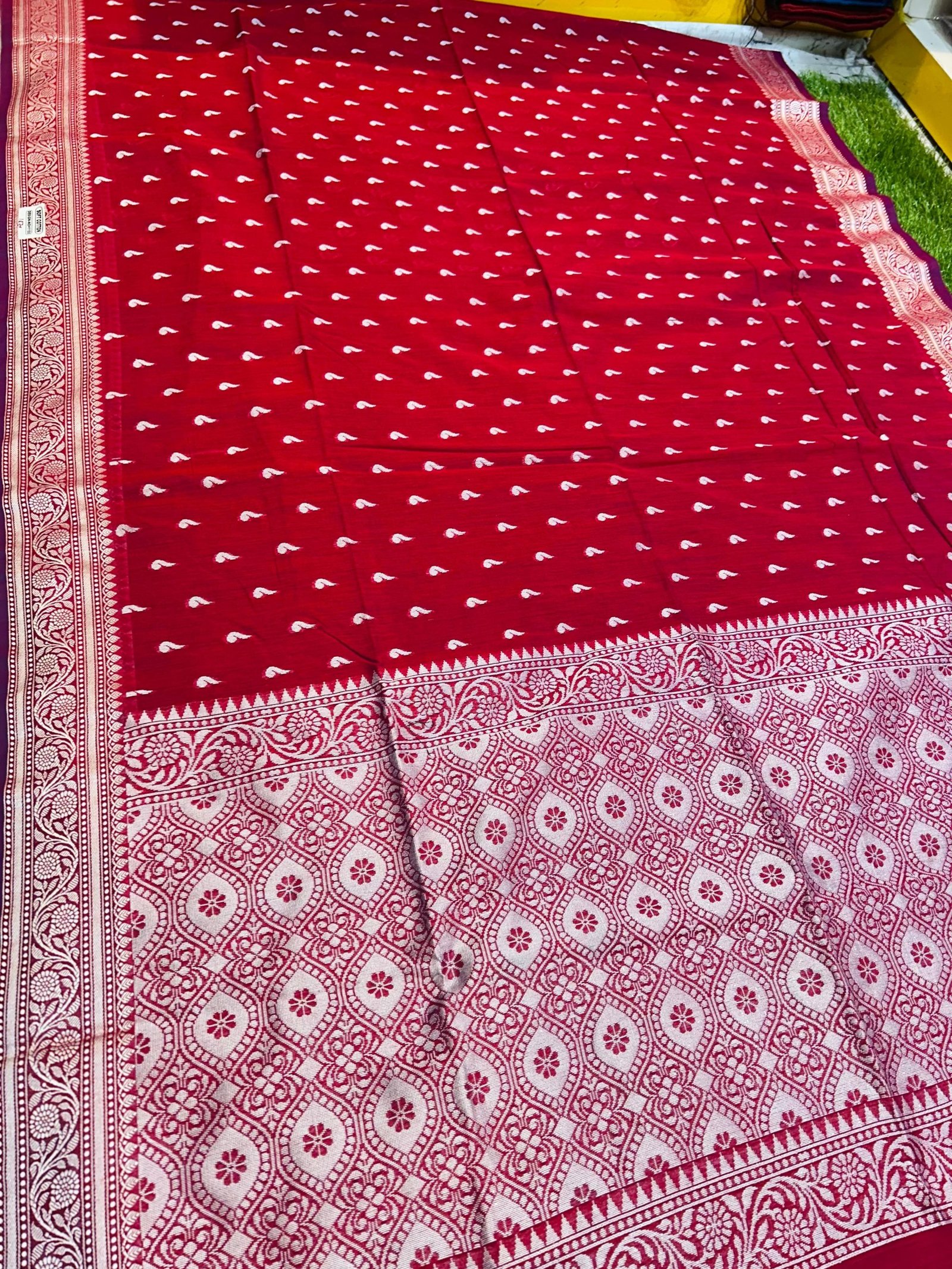 Soft quality Maheshwari Silk Saree in Open Border With White Colour Thread Works & Blouse Piece.
