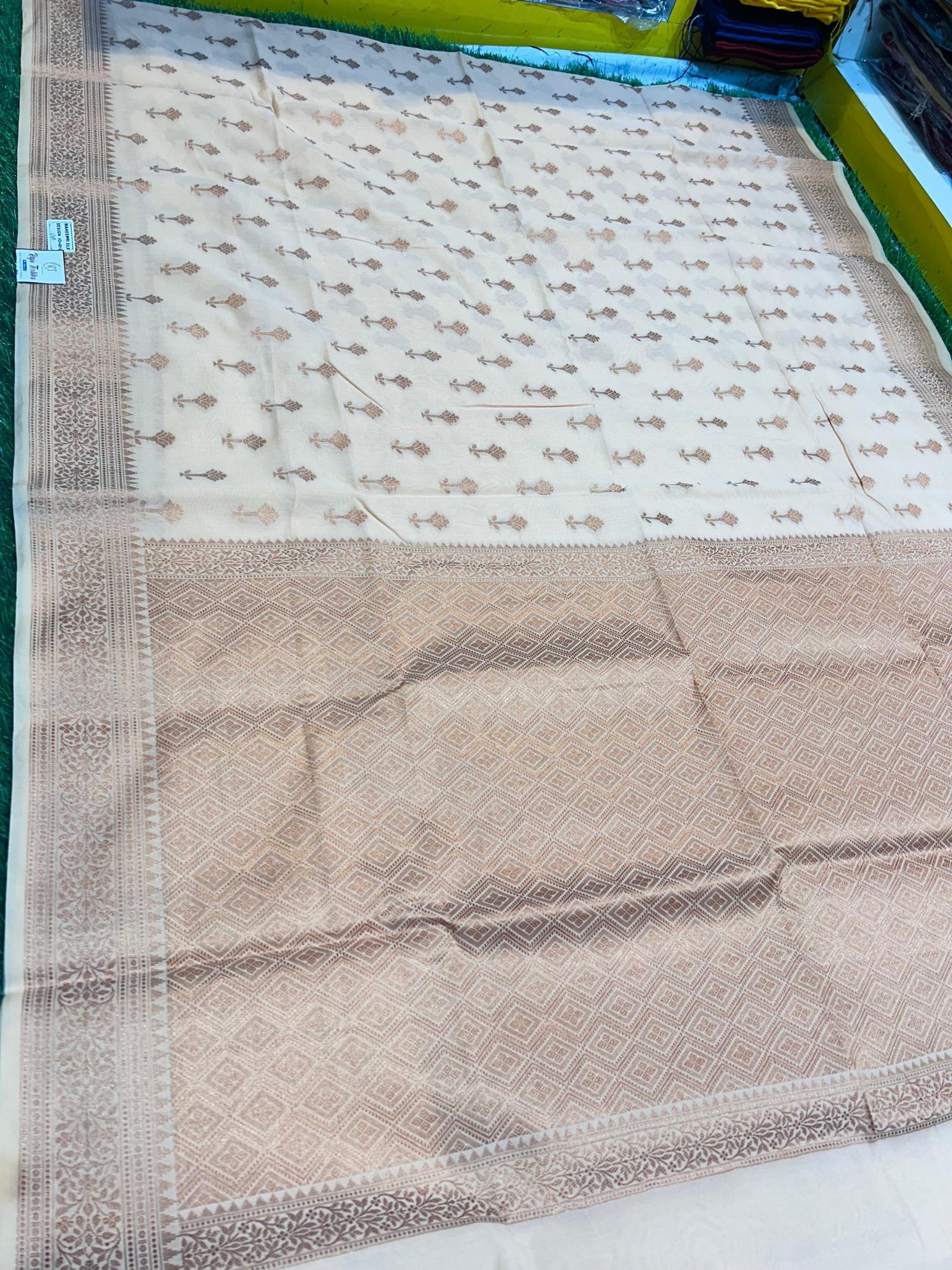 Soft quality Maheshwari Silk Saree in Pastal Colour With Blouse Piece.