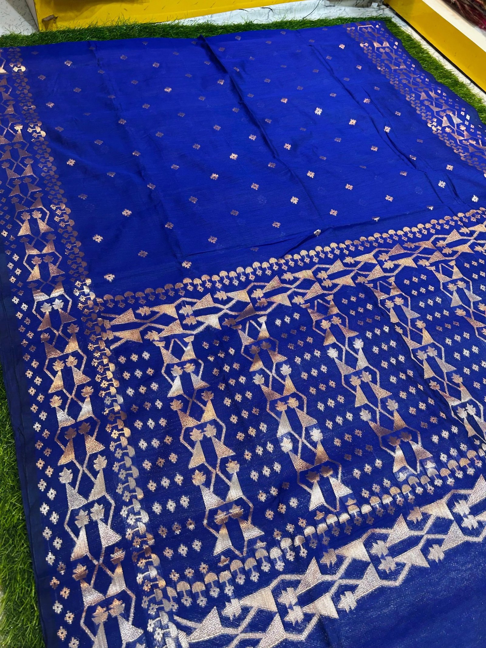 Soft quality Maheshwari Silk Saree With Blouse Piece. - Image 2