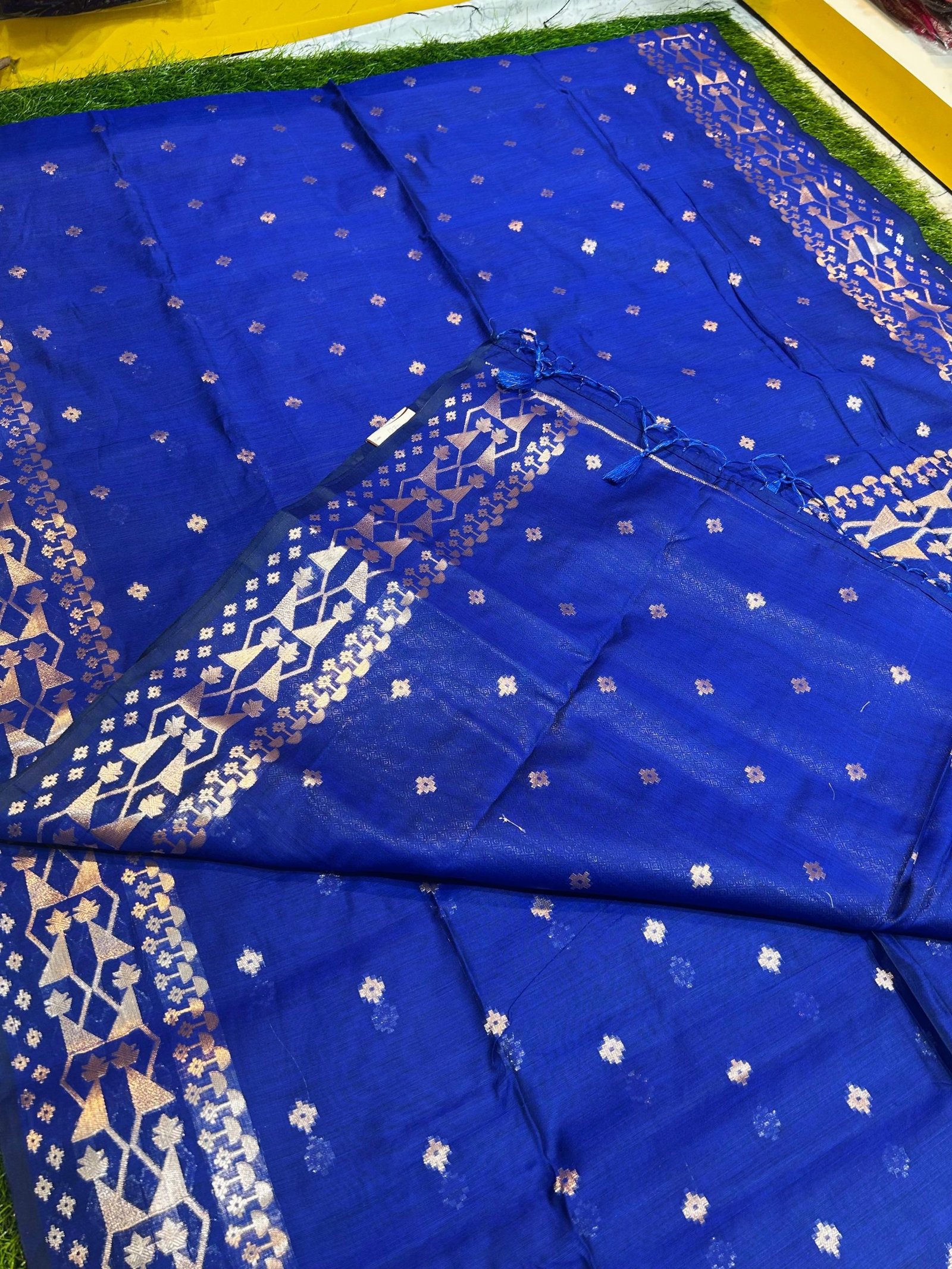 Soft quality Maheshwari Silk Saree With Blouse Piece. - Image 6
