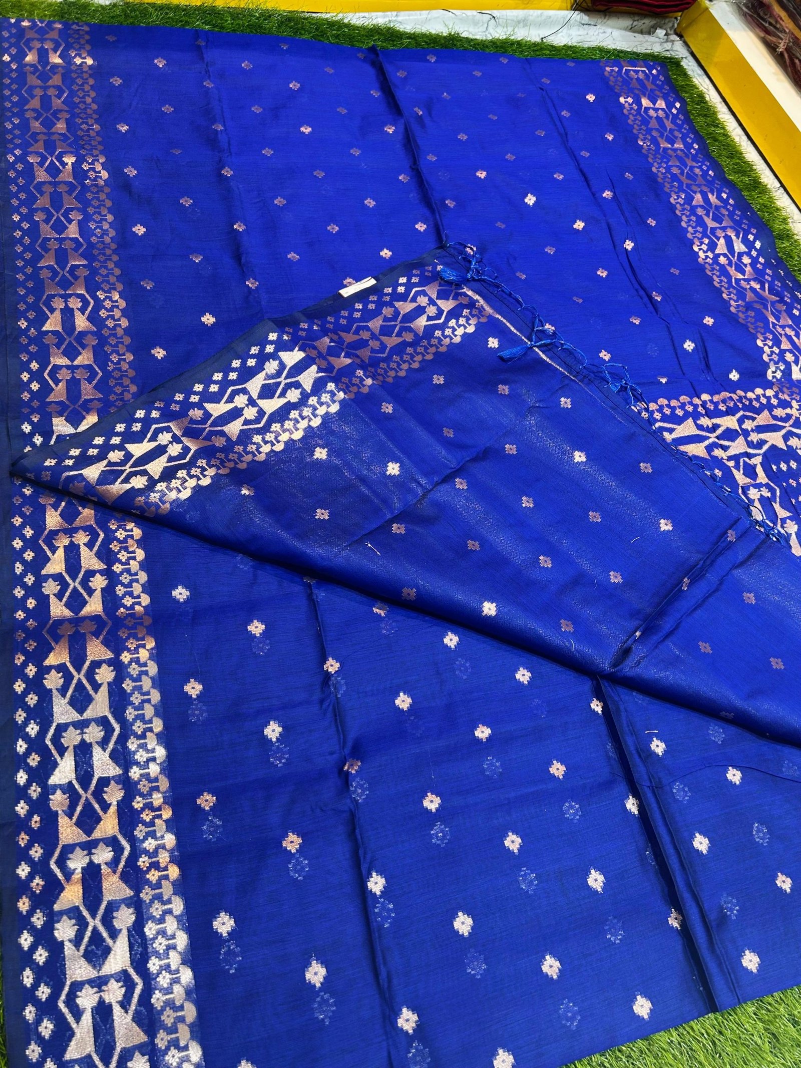 Soft quality Maheshwari Silk Saree With Blouse Piece. - Image 5
