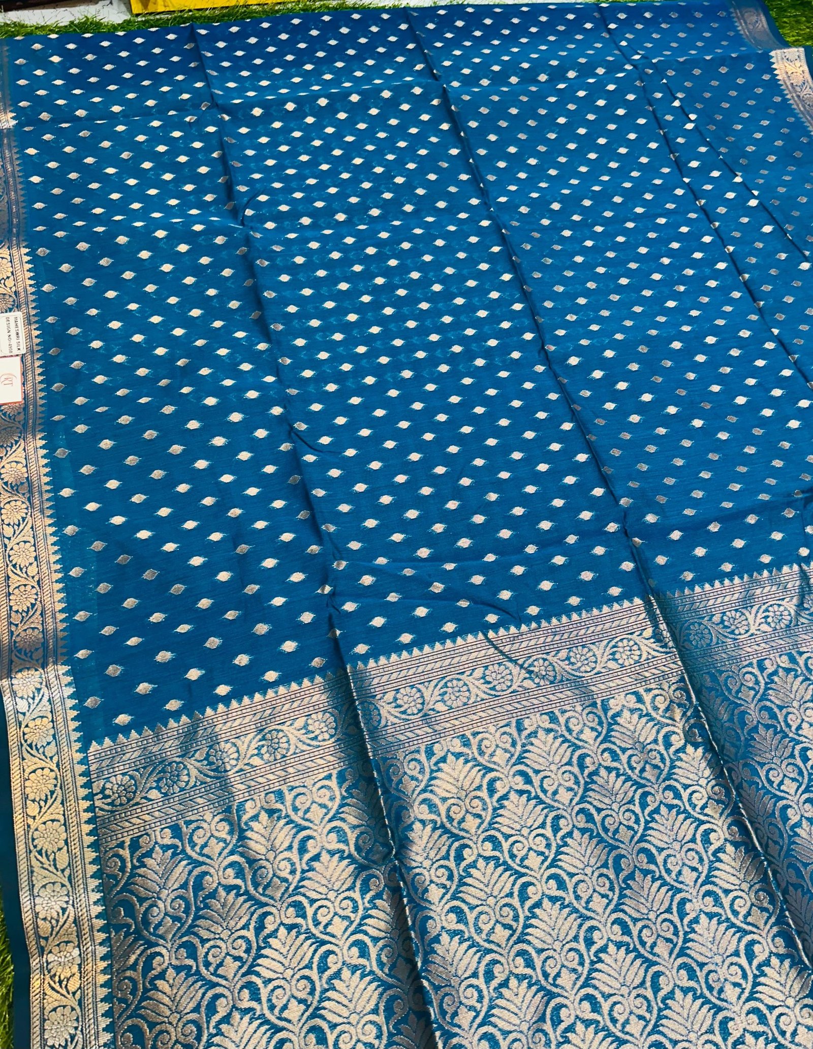 Soft quality Maheshwari Silk Saree With Blouse Piece. - Image 4