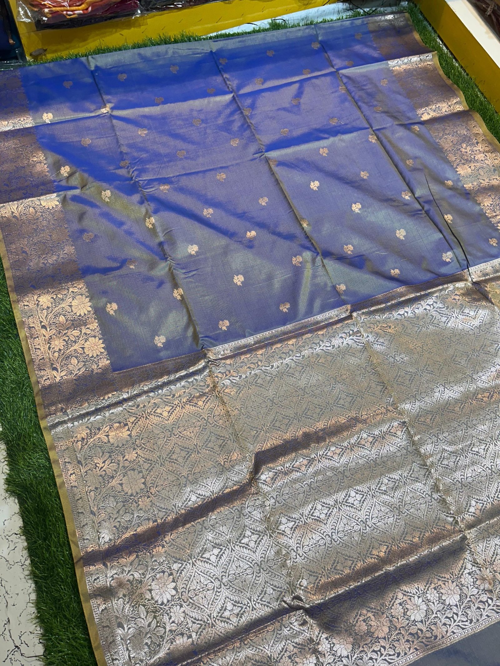Soft Quality Samaya Silk Saree in Dual-tone Colours With Blouse Piece.