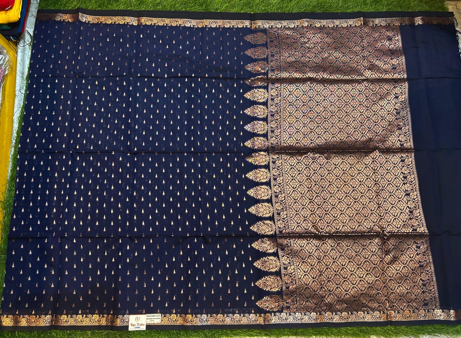Soft quality Maheshwari Silk Saree With Blouse Piece. - Image 2