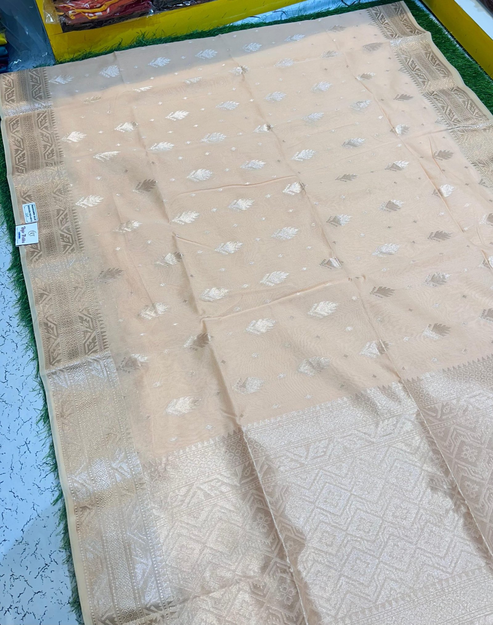 Soft quality Maheshwari Silk Saree With Blouse Piece.